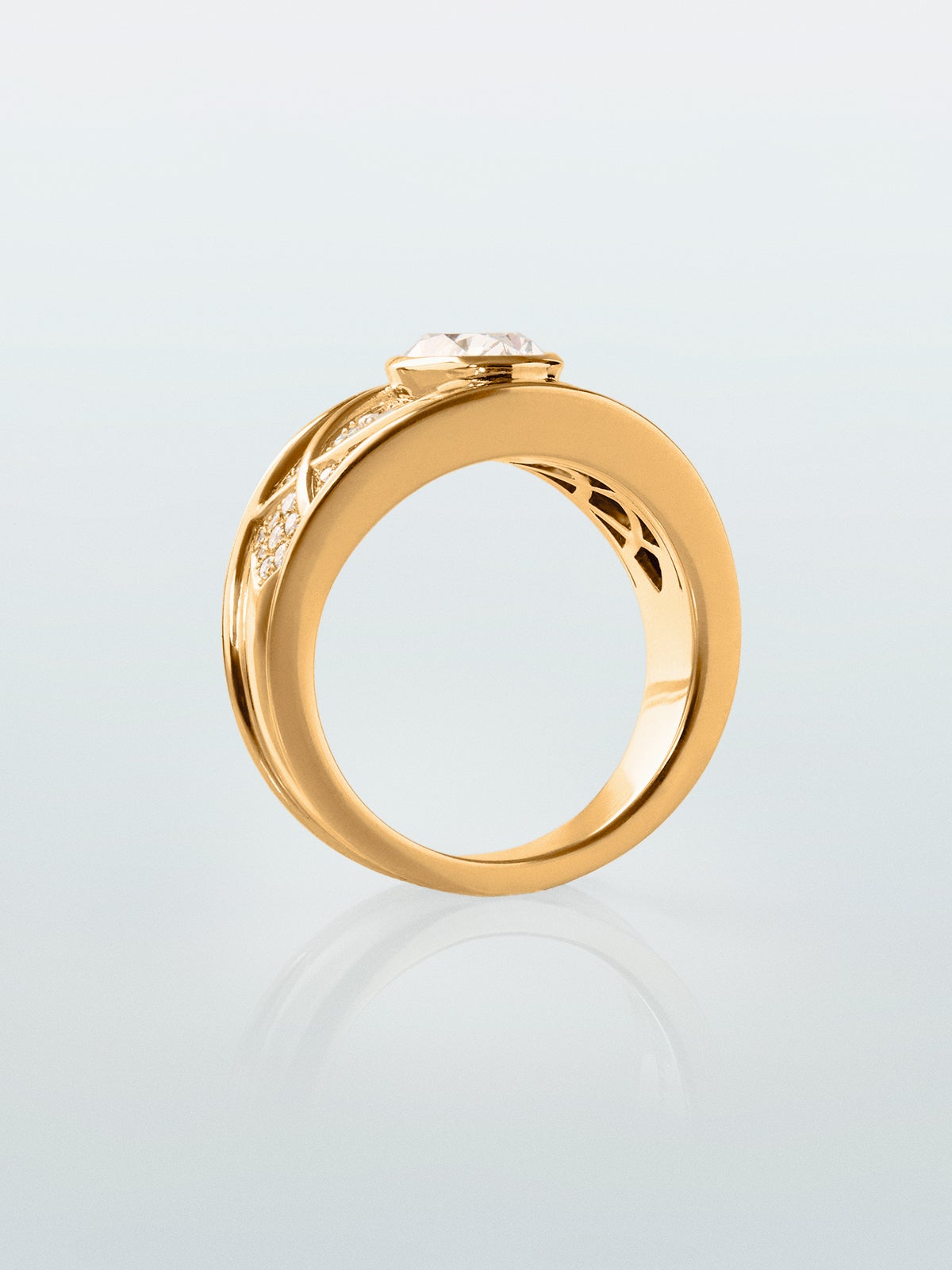 Anillo de oro amarillo de 18K con diamante central en talla oval de 1,5 cts y 40 diamantes en talla brillante con un total de 0,4 cts