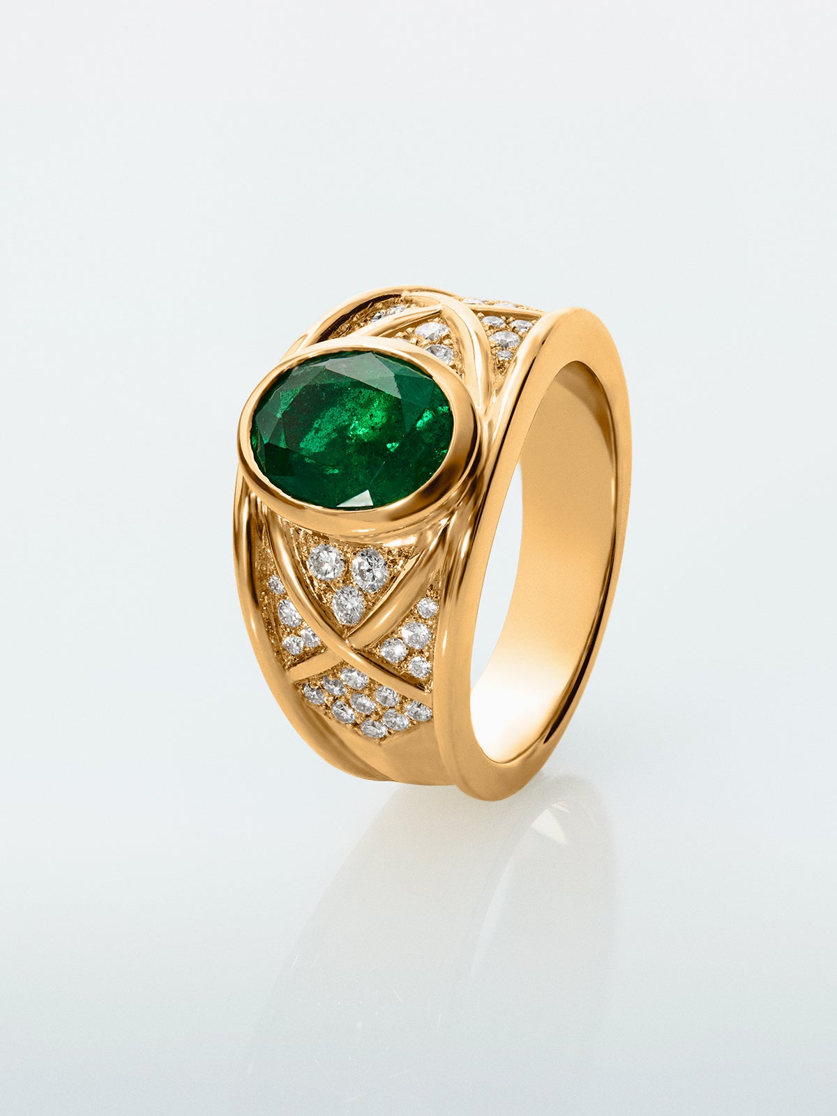 Anillo de oro amarillo de 18K con esmeralda en talla oval de 1,9 cts y 40 diamantes en talla brillante con un total de 0,3 cts