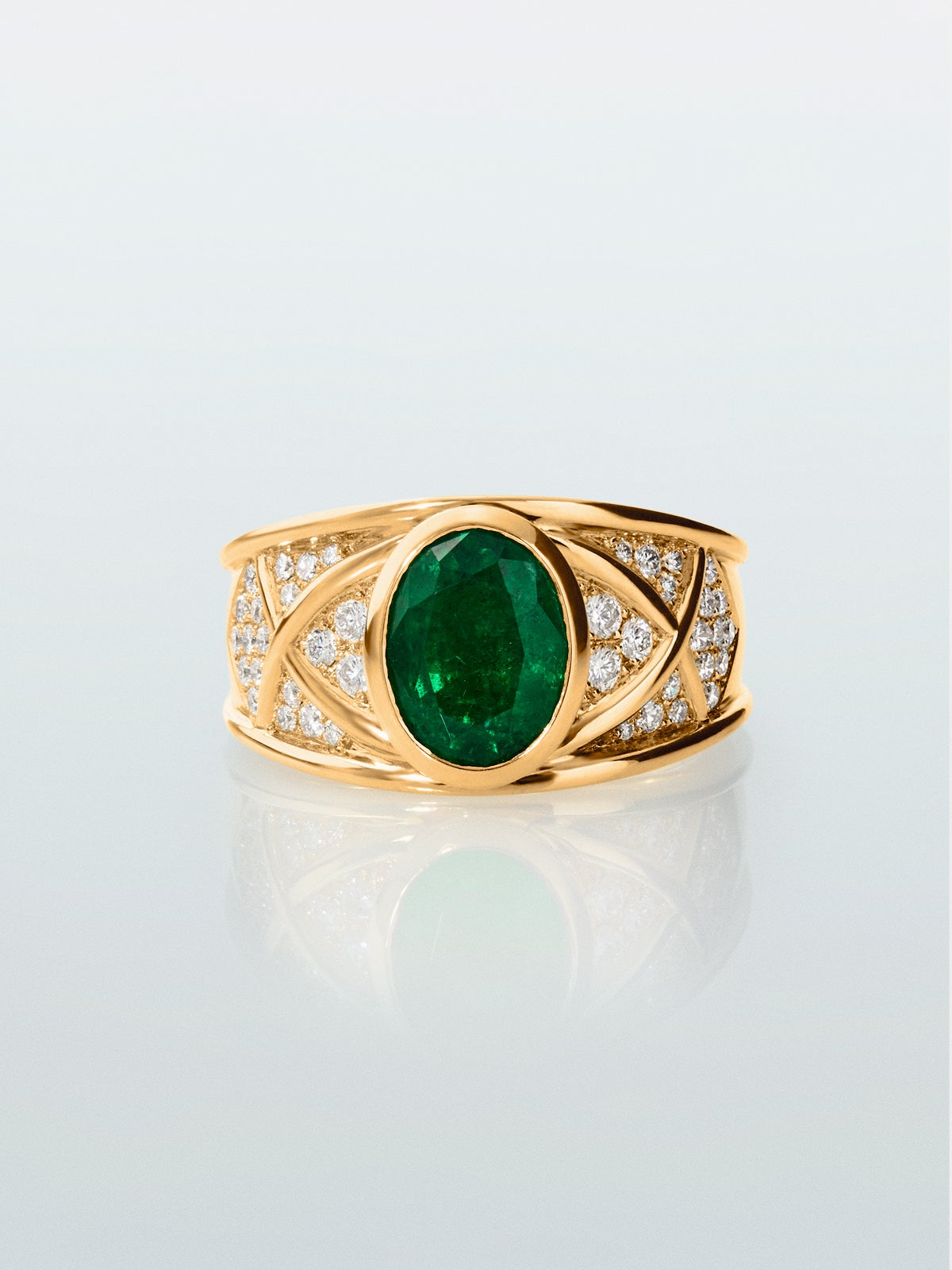 Anillo de oro amarillo de 18K con esmeralda en talla oval de 1,9 cts y 40 diamantes en talla brillante con un total de 0,3 cts