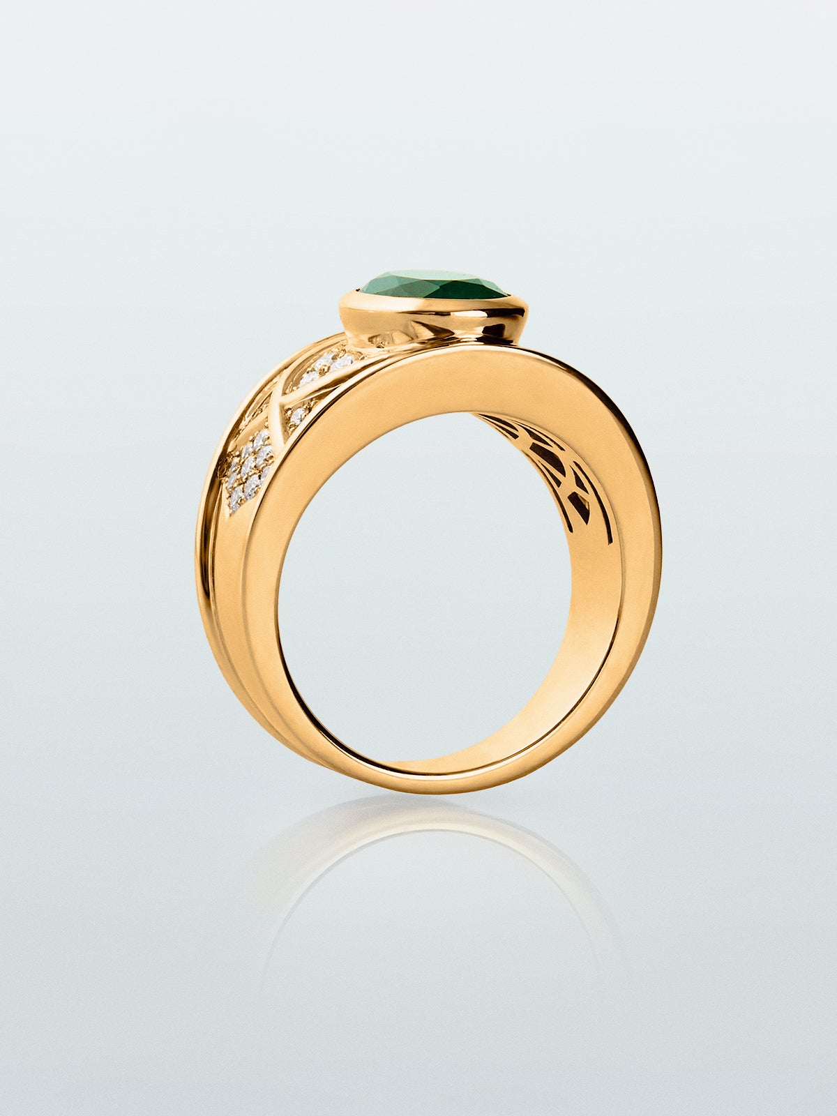 Anillo de oro amarillo de 18K con esmeralda en talla oval de 1,9 cts y 40 diamantes en talla brillante con un total de 0,3 cts
