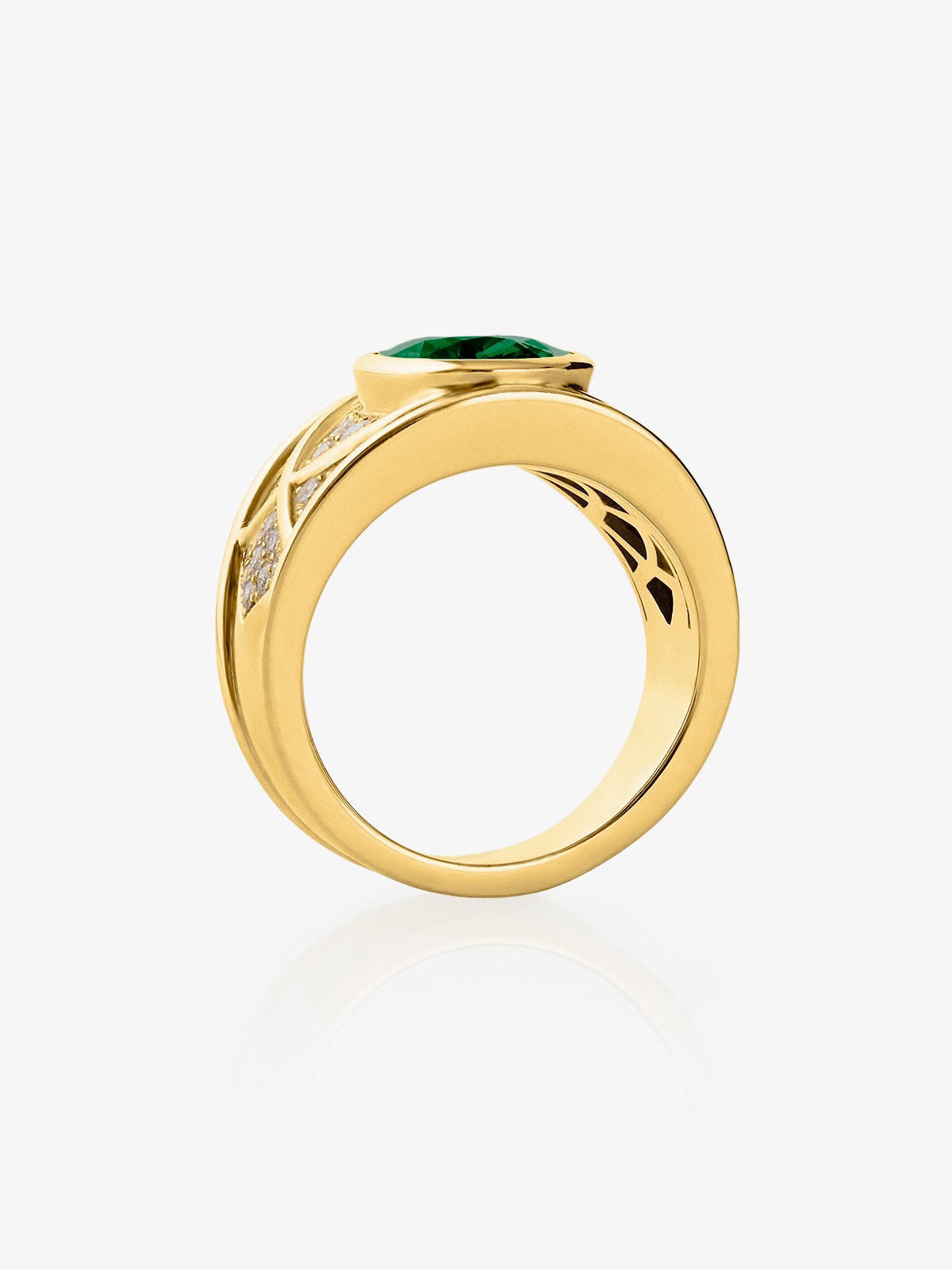 Anillo de oro amarillo de 18K con esmeralda en talla oval de 1,3 cts y 22 diamantes en talla brillante con un total de 0,3 cts