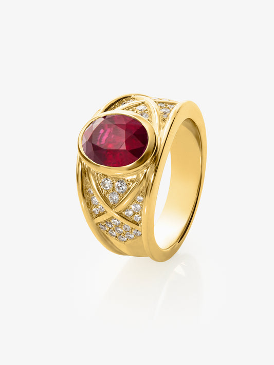 Anillo de oro amarillo de 18K con rubí en talla oval de 2 cts y 40 diamantes en talla brillante con un total de 0,3 cts