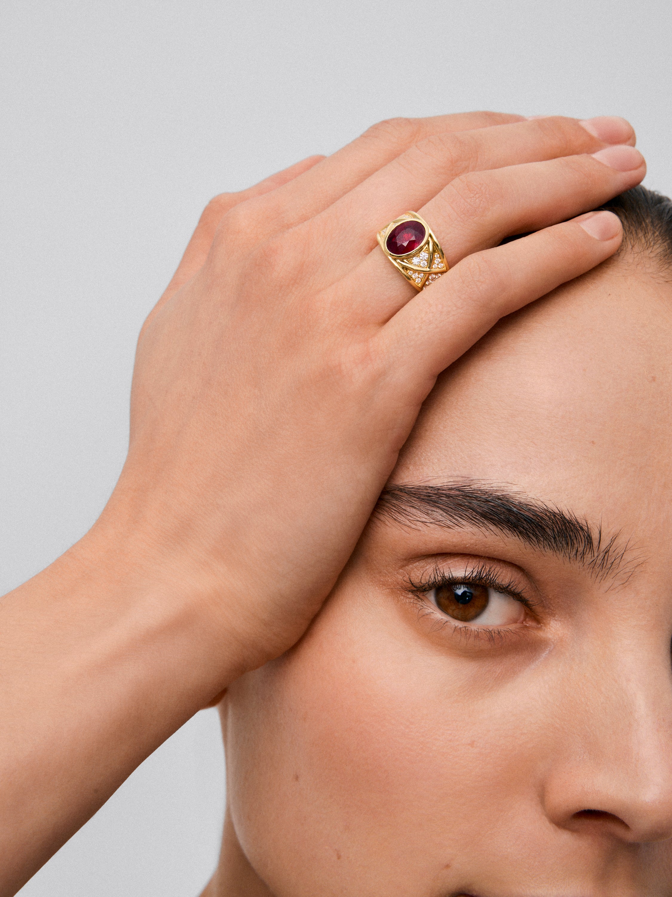 Anillo de oro amarillo de 18K con rubí en talla oval de 2 cts y 40 diamantes en talla brillante con un total de 0,3 cts
