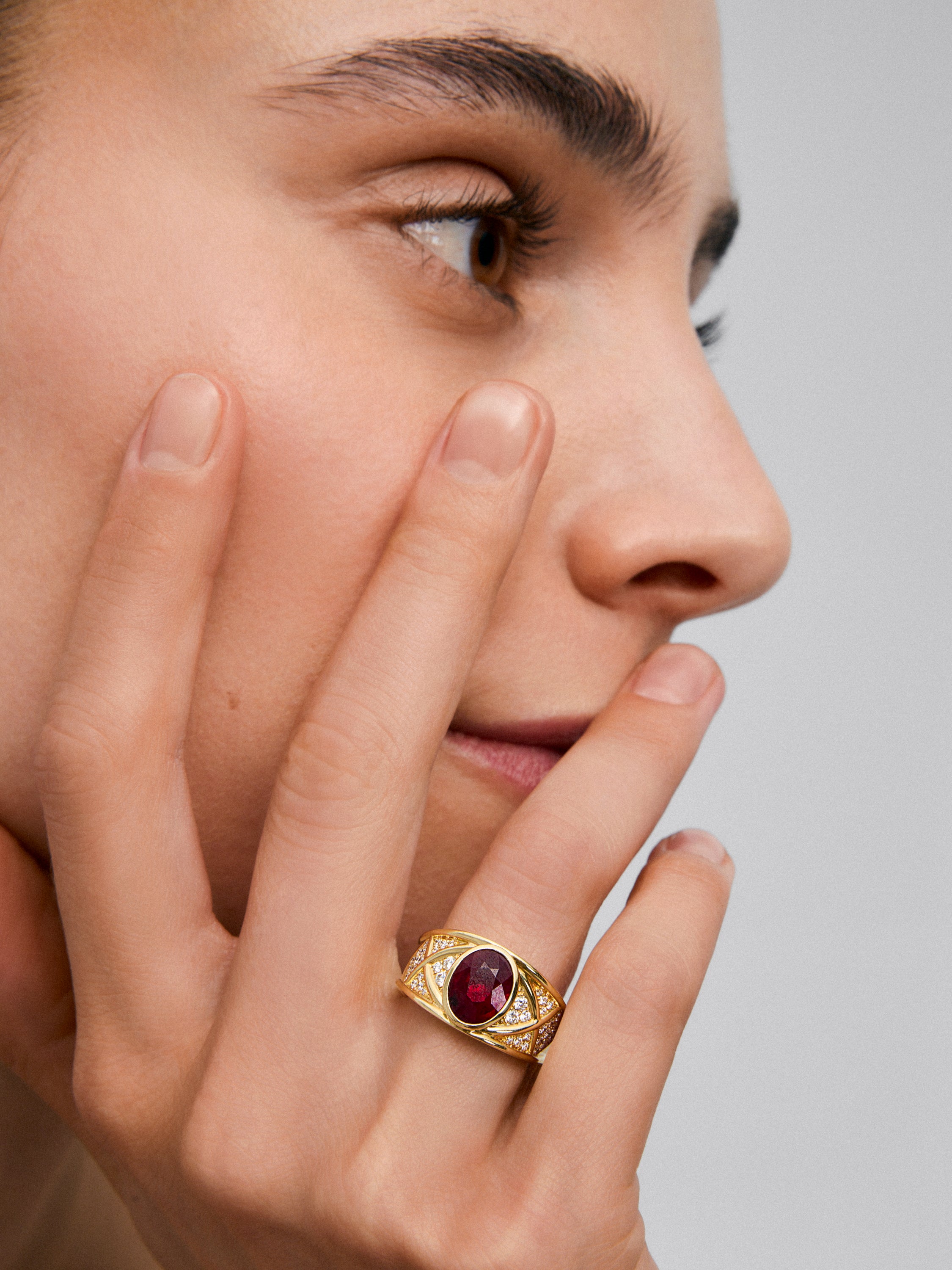 Anillo de oro amarillo de 18K con rubí en talla oval de 2 cts y 40 diamantes en talla brillante con un total de 0,3 cts