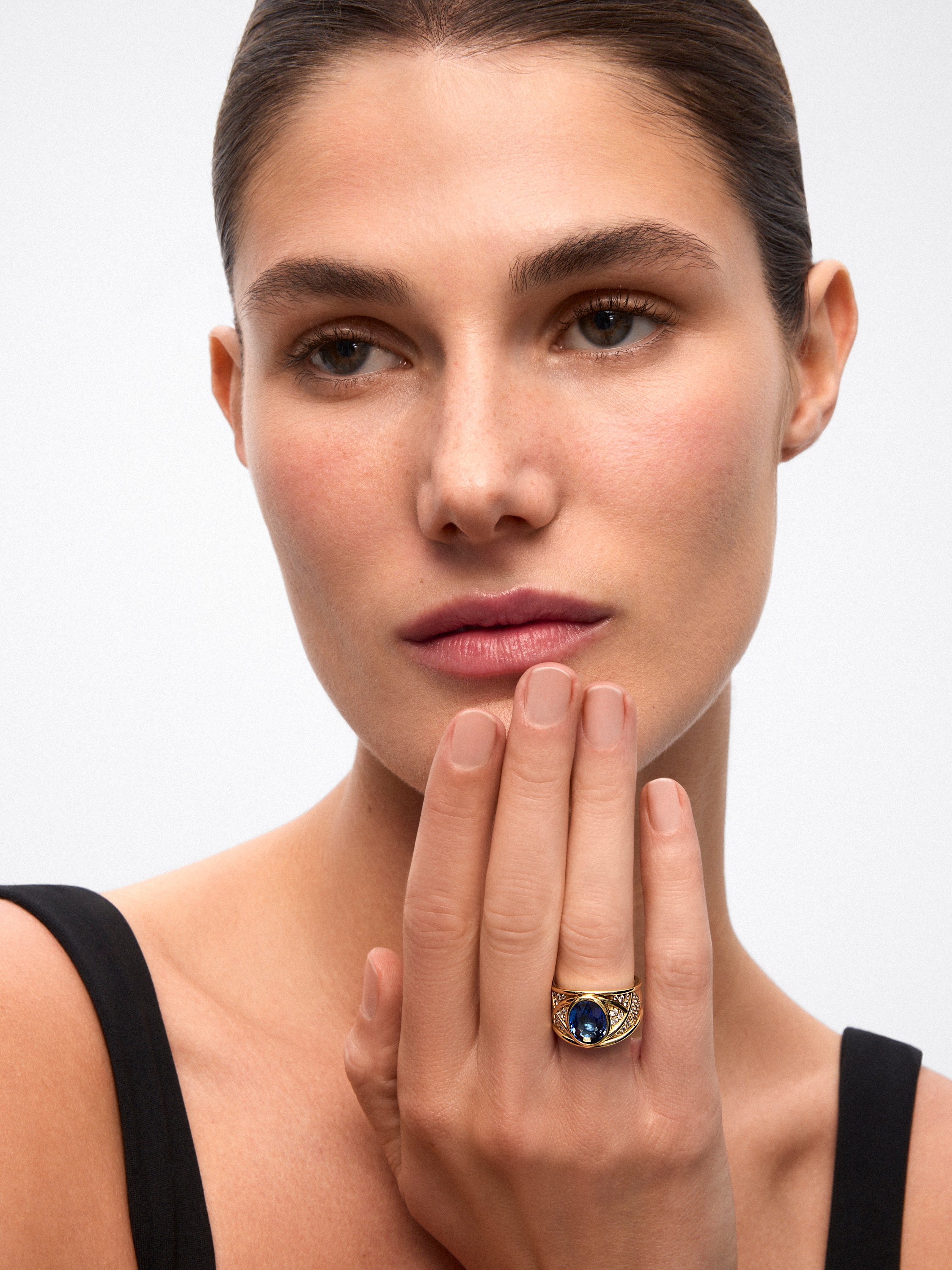 Anillo de oro amarillo de 18K con zafiro azul vivid en talla oval de 4,6 cts y 40 diamantes en talla brillante con un total de 0,5 cts