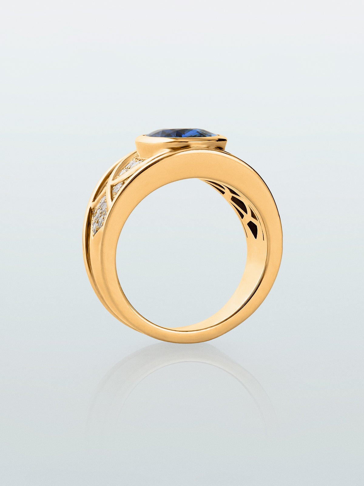 Anillo de oro amarillo de 18K con zafiro azul vivid en talla oval de 4,6 cts y 40 diamantes en talla brillante con un total de 0,5 cts