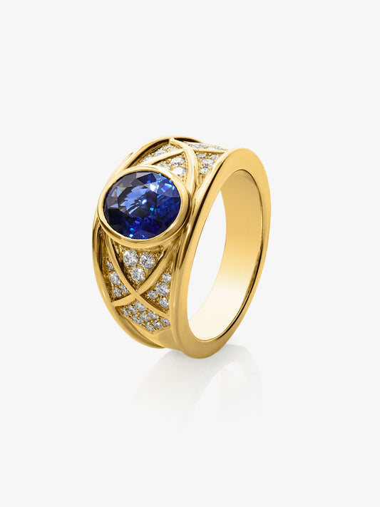 Anillo de oro amarillo de 18K con zafiro azul royal en talla oval de 2 cts y 42 diamantes en talla brillante con un total de 0,3 cts