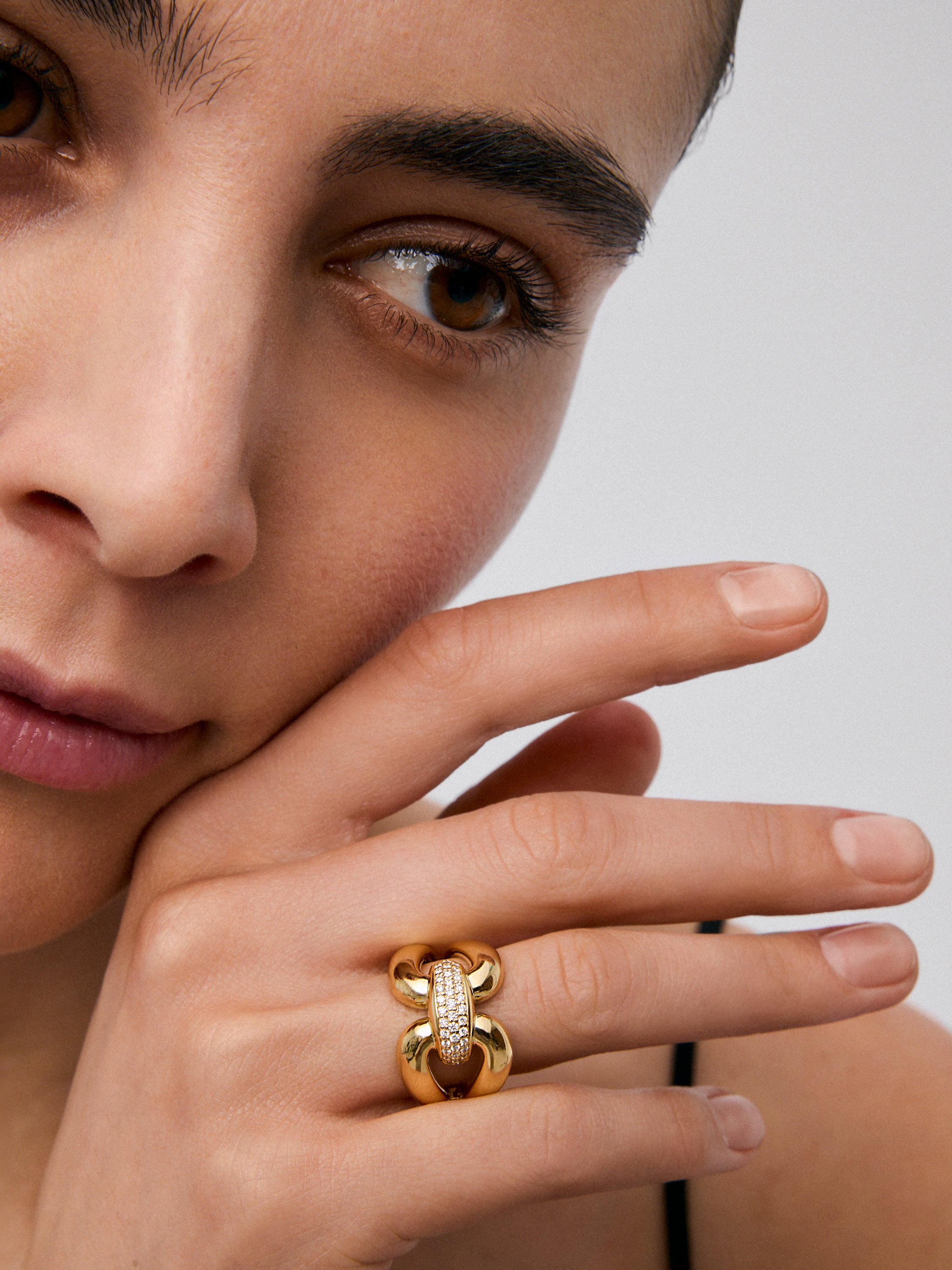 Anillo eslabón de oro amarillo de 18K con pavé de diamantes