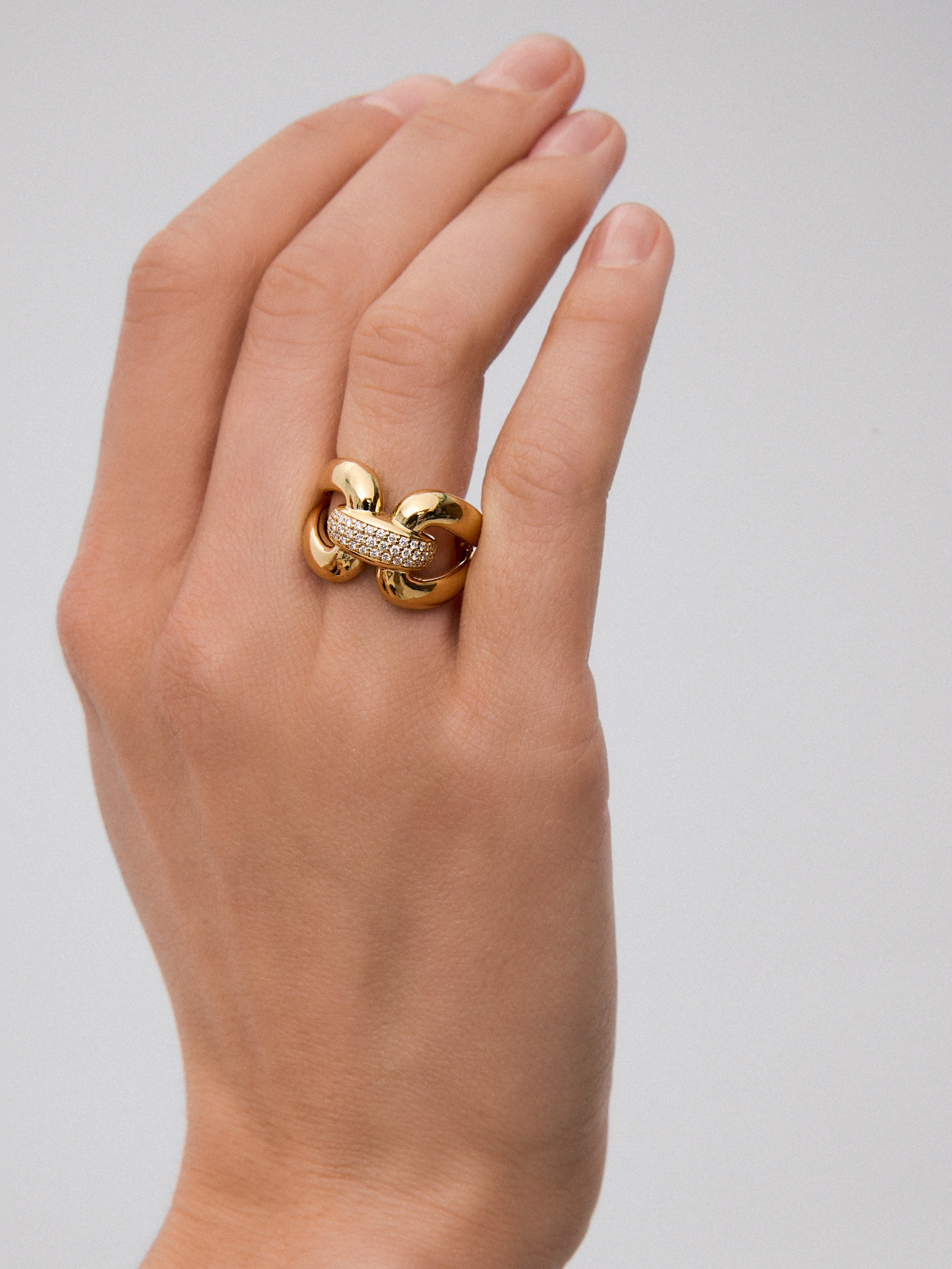 Anillo eslabón de oro amarillo de 18K con pavé de diamantes