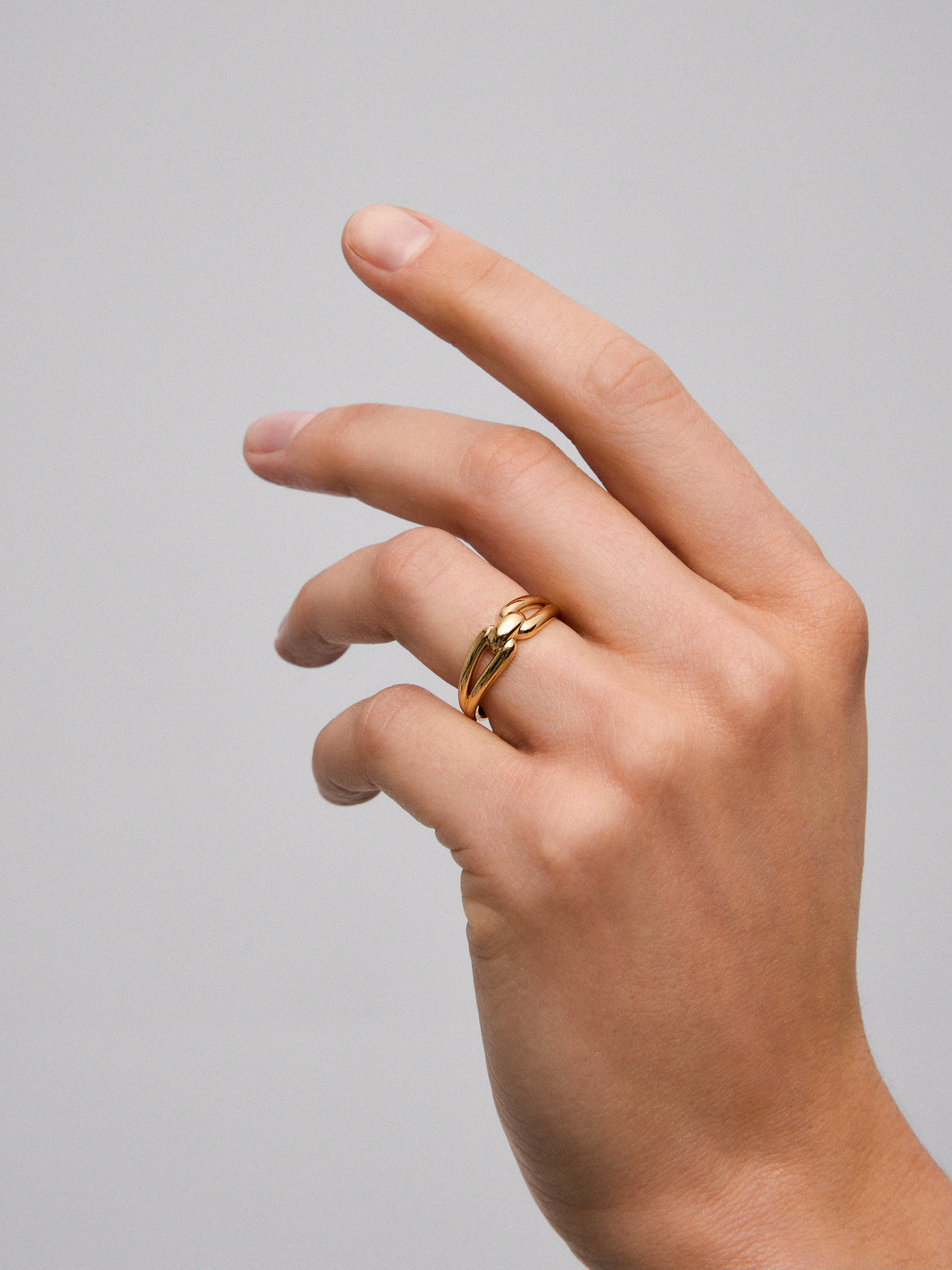 Anillo mini eslabón de oro amarillo de 18K