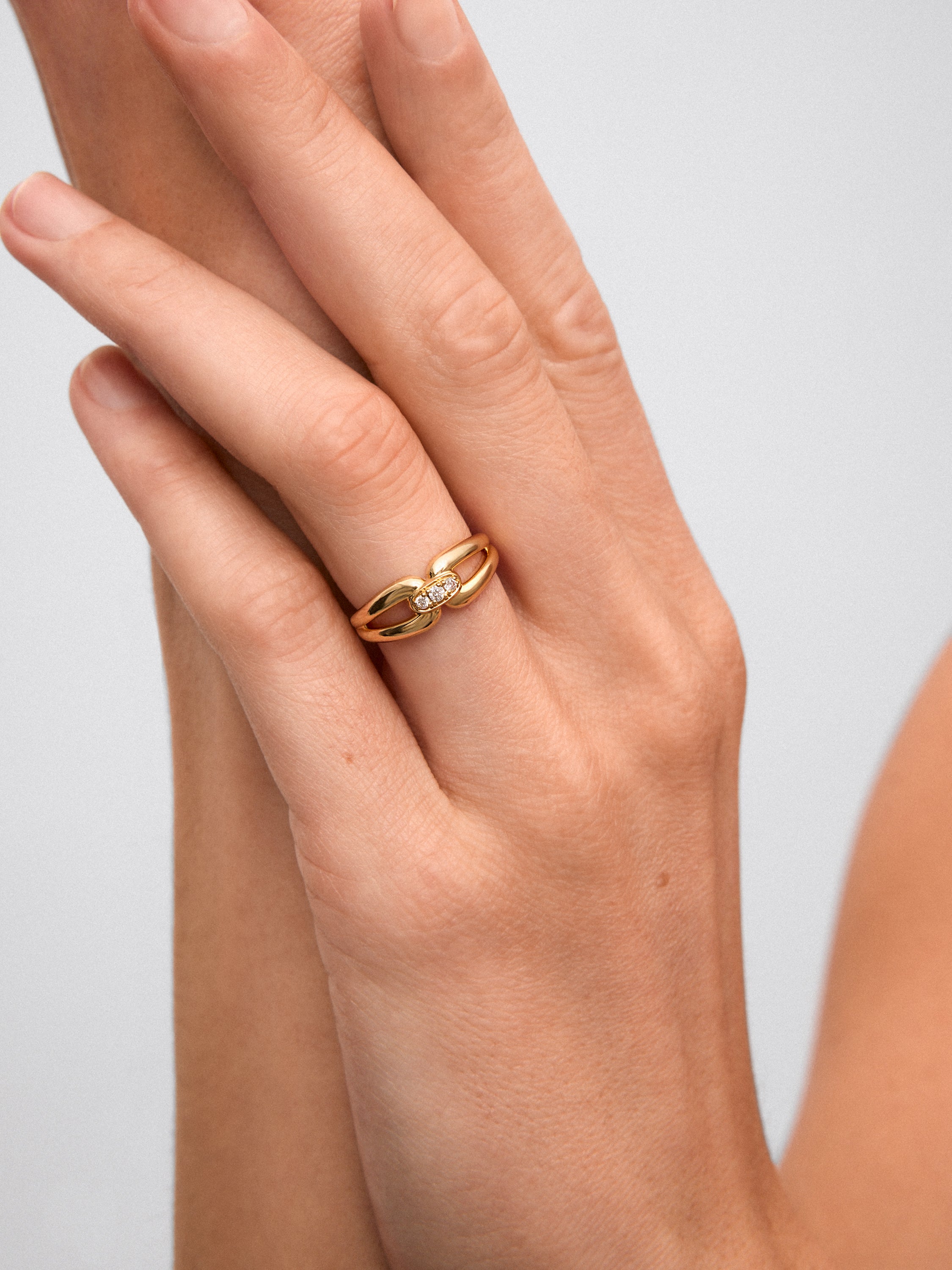 Anillo mini eslabón de oro amarillo de 18K con 3 diamantes en talla brillante con un total de 0,06 cts