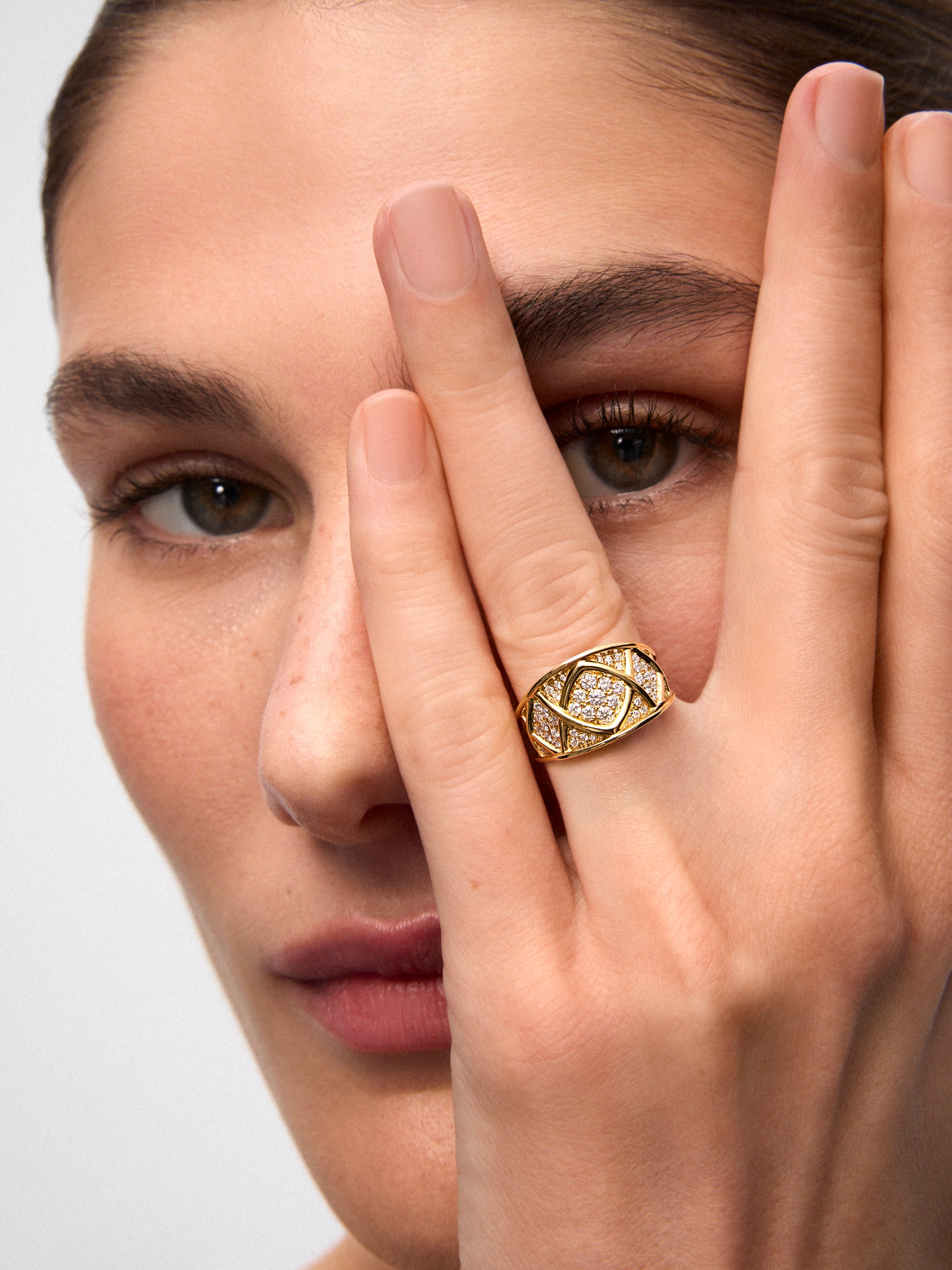 Anillo de oro amarillo con pavé de 55 diamantes en talla brilllante con un total de 0,6 cts