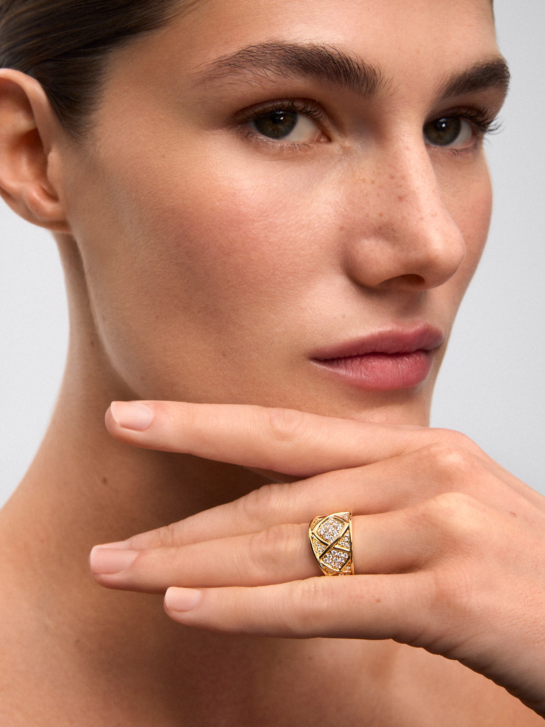 Anillo de oro amarillo con pavé de 55 diamantes en talla brilllante con un total de 0,6 cts