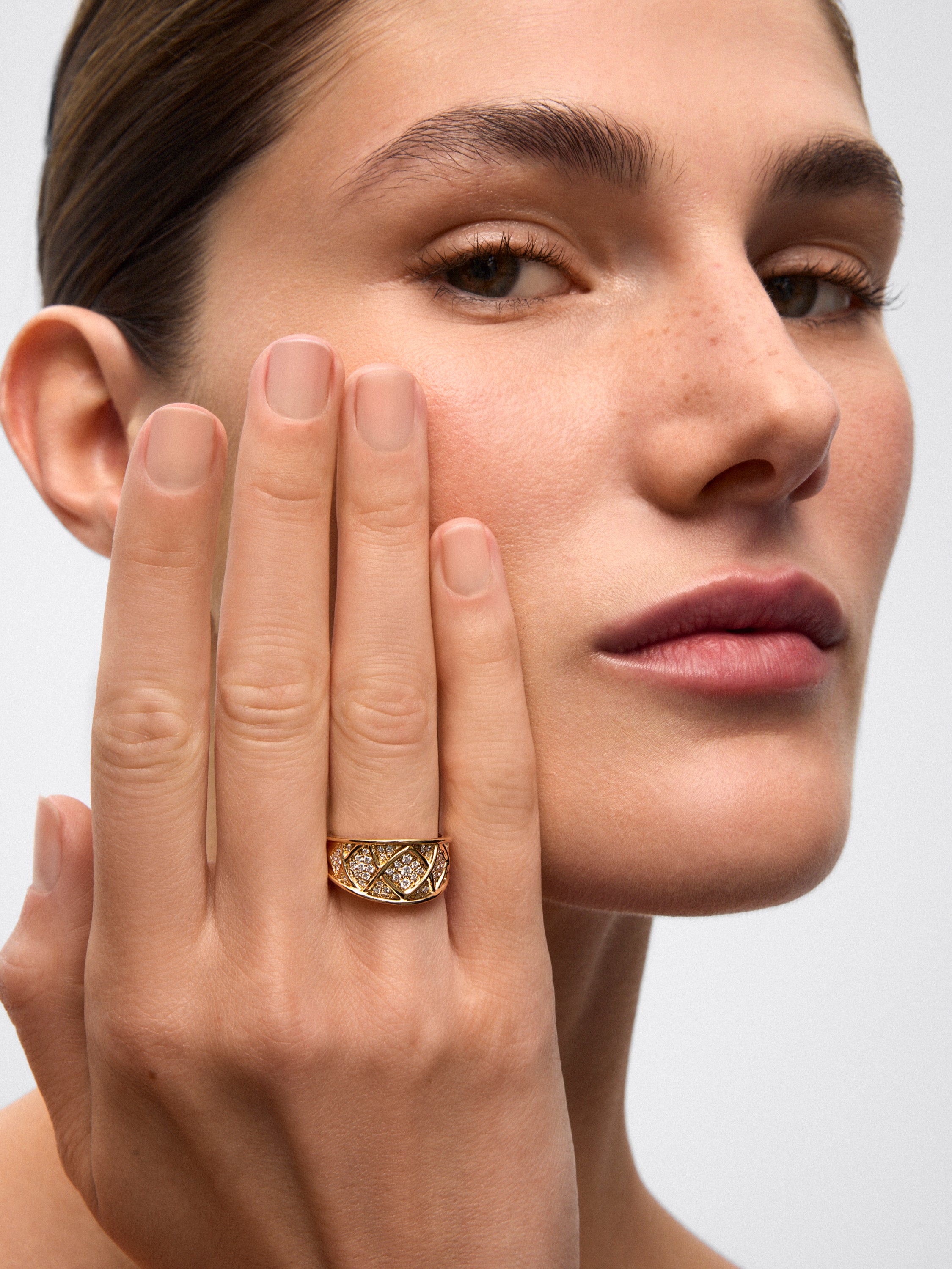 Anillo de oro amarillo con pavé de 51 diamantes en talla brilllante con un total de 0,3 cts