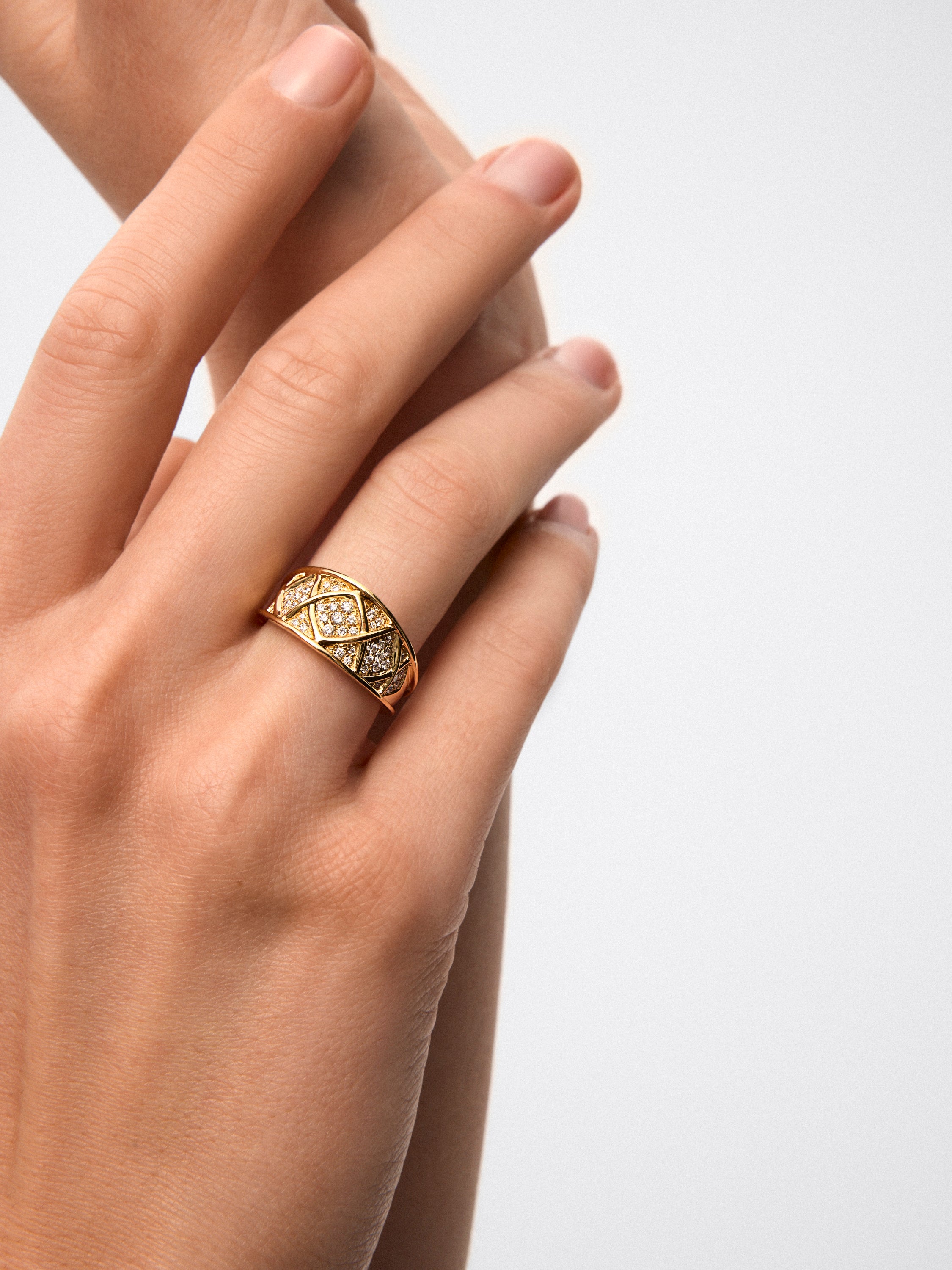 Anillo de oro amarillo con pavé de 51 diamantes en talla brilllante con un total de 0,3 cts