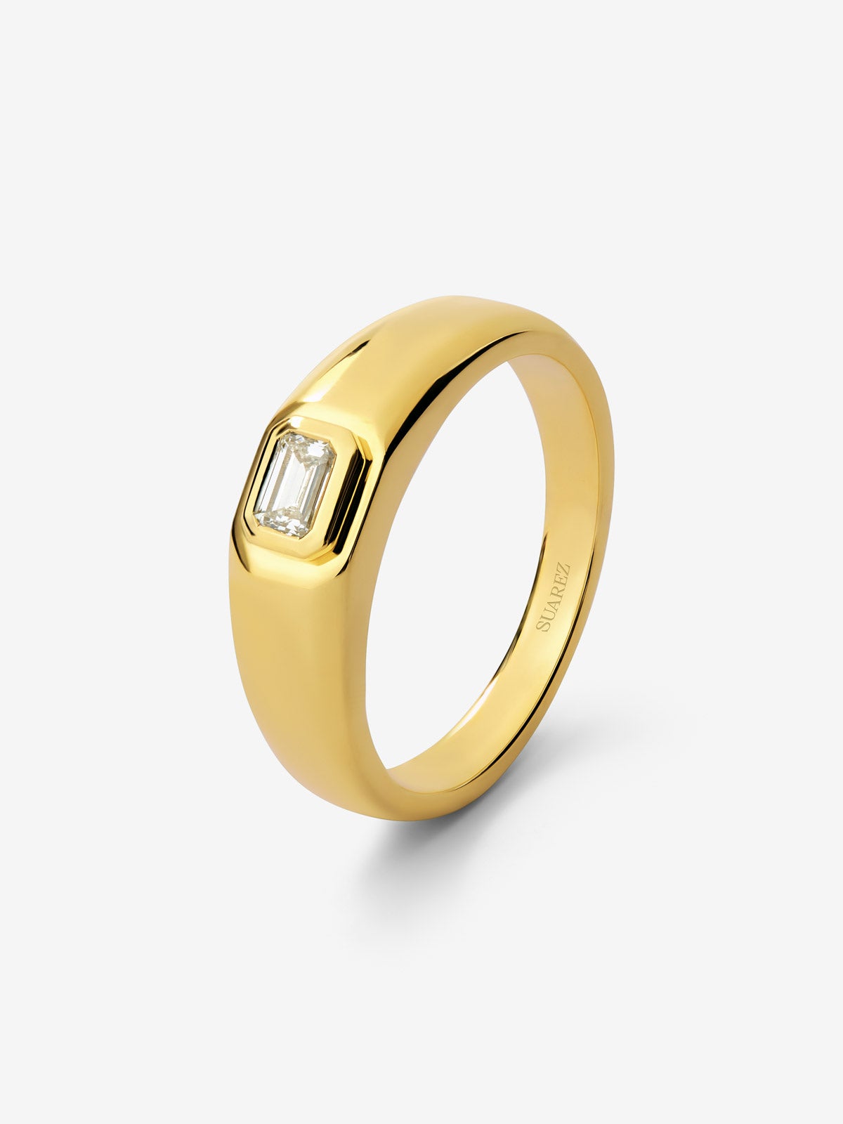 Anillo de oro amarillo de 18K con diamante en talla esmeralda de 1 ct