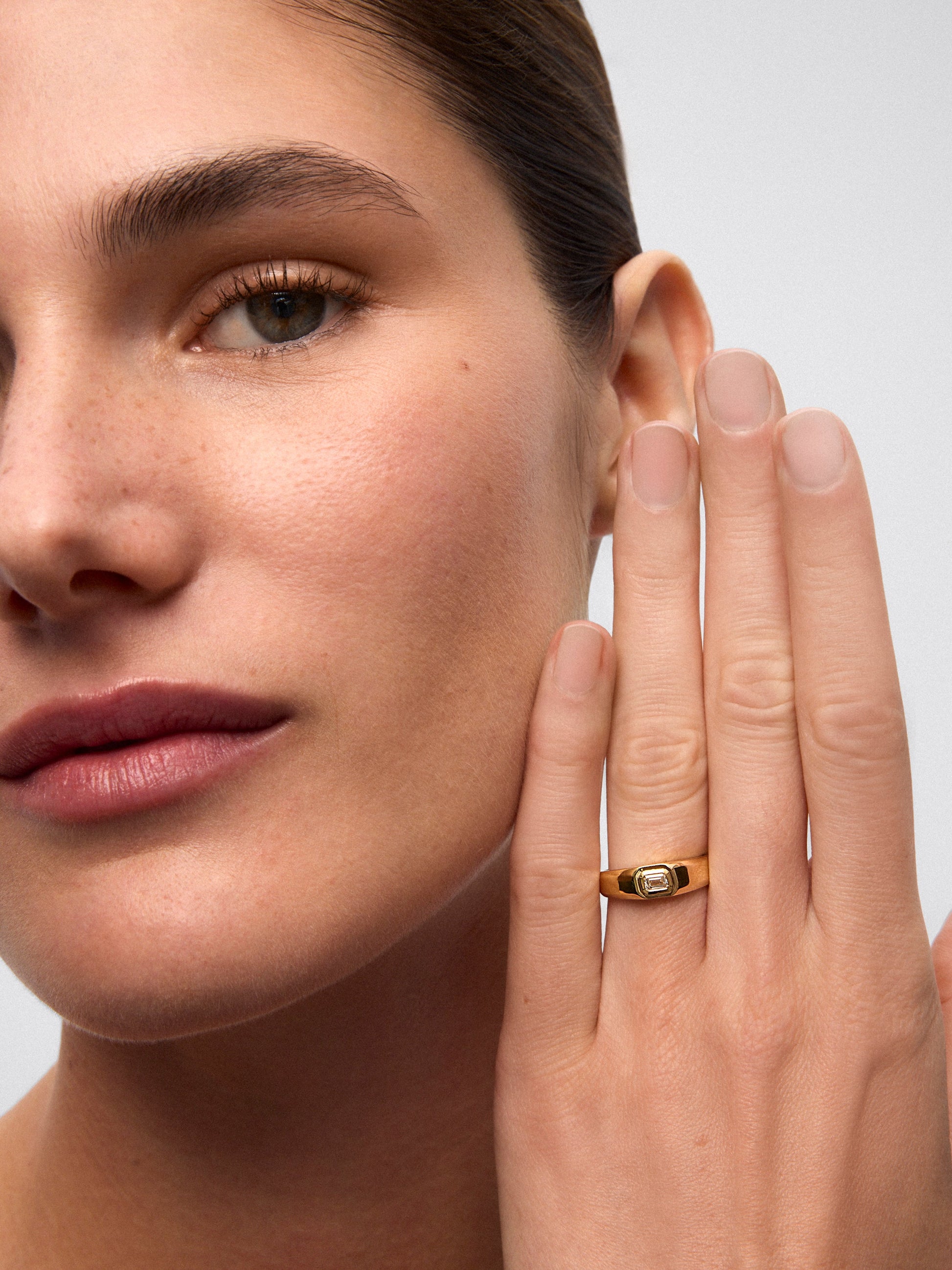 Anillo de oro amarillo de 18K con diamante en talla esmeralda de 1 ct