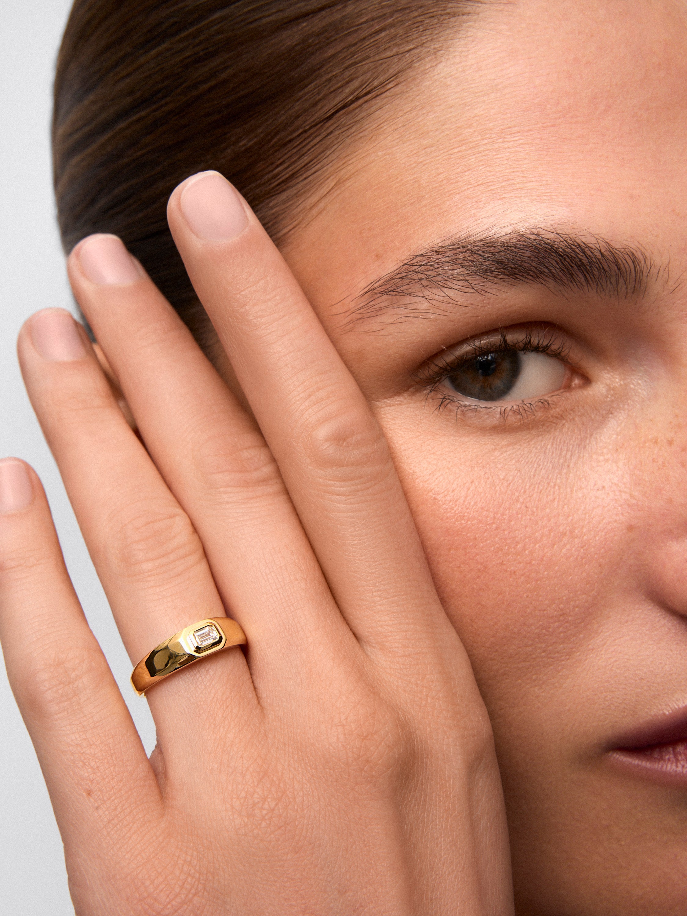 Anillo de oro amarillo de 18K con diamante en talla esmeralda de 1 ct