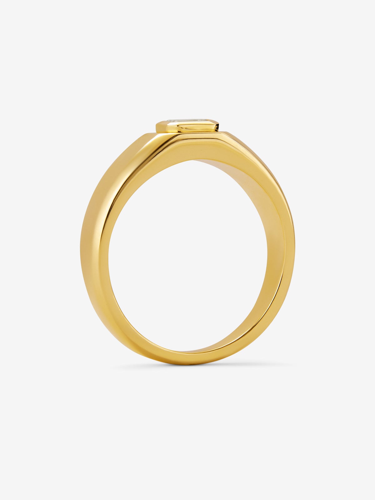 Anillo de oro amarillo de 18K con diamante en talla esmeralda de 1 ct