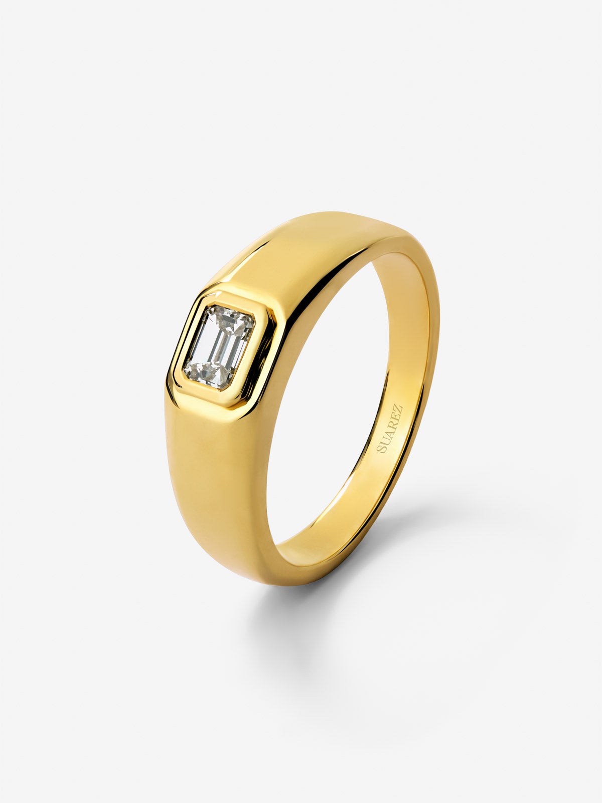 Anillo de oro amarillo de 18K con diamante en talla esmeralda de 1 ct