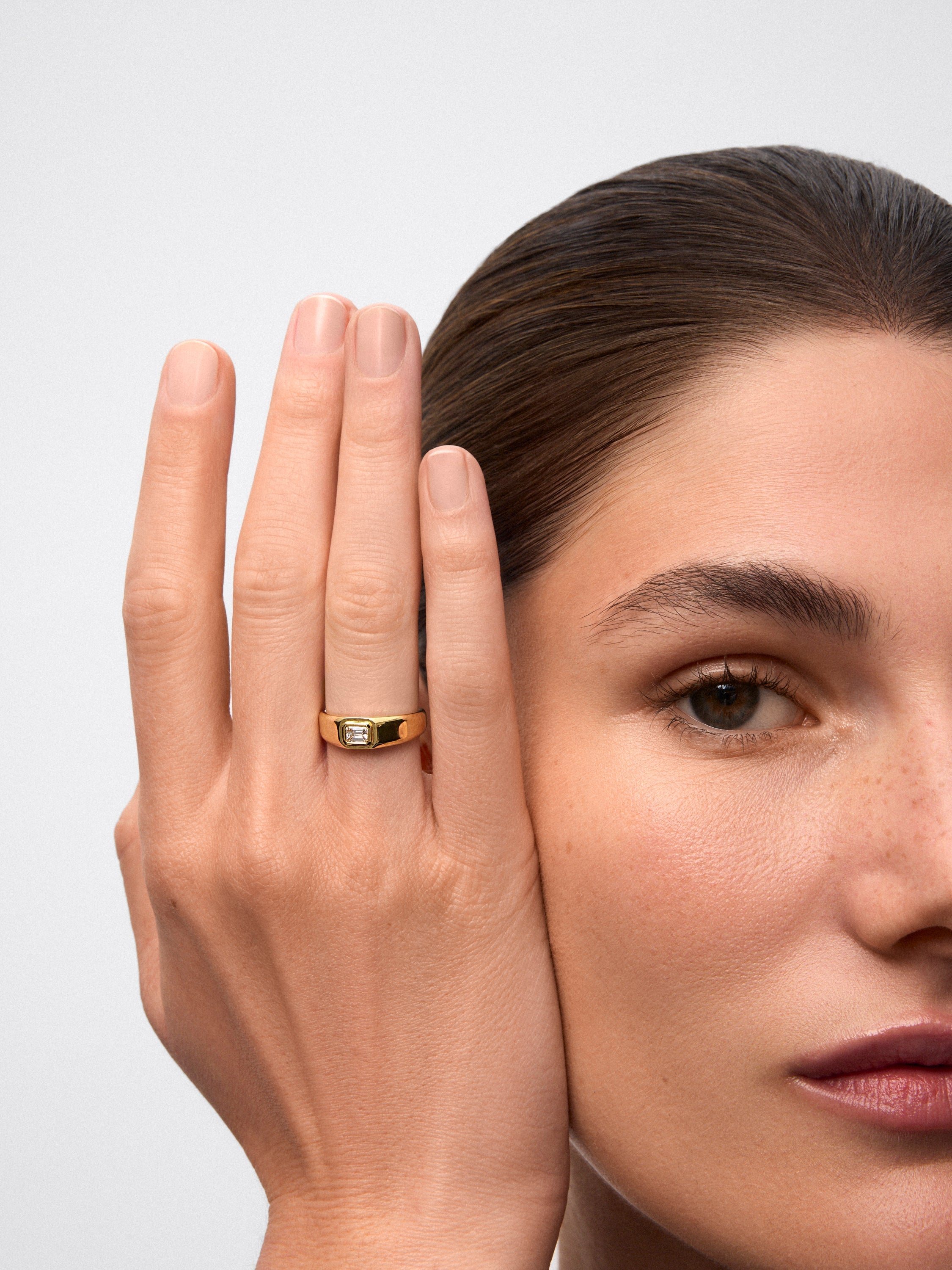Anillo de oro amarillo de 18K con diamante en talla esmeralda de 1 ct