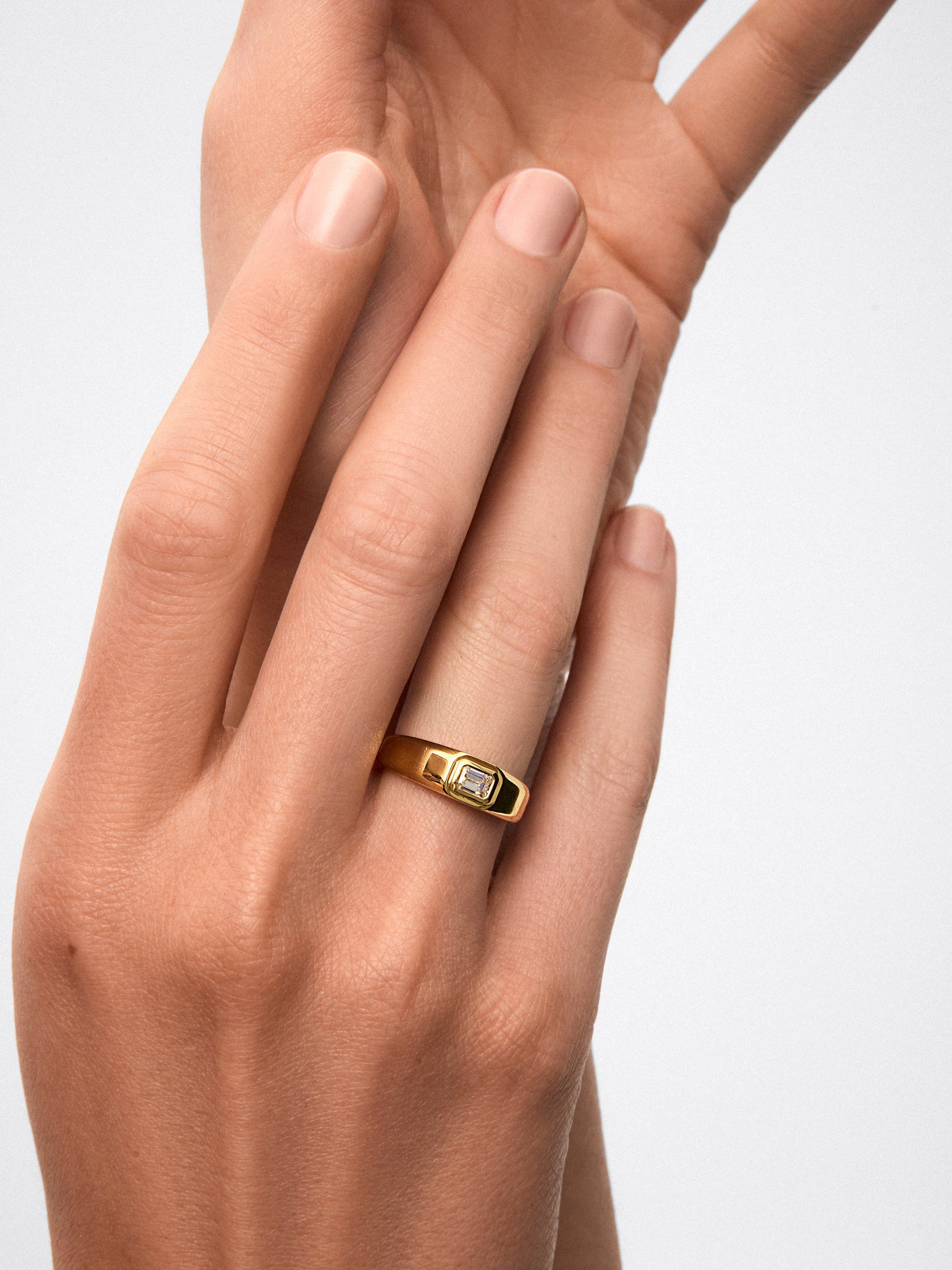Anillo de oro amarillo de 18K con diamante en talla esmeralda de 1 ct