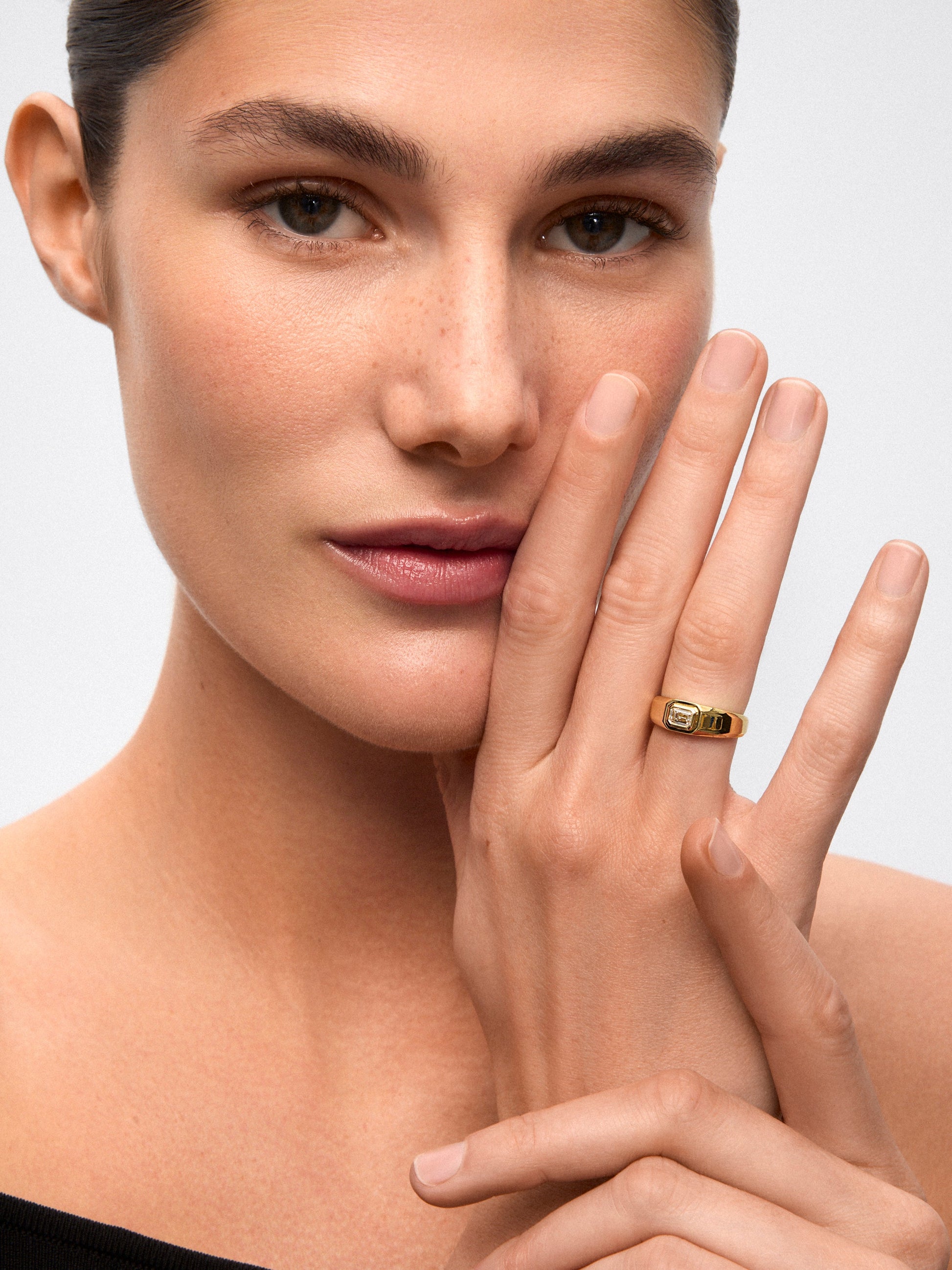 Anillo de oro amarillo de 18K con diamante en talla esmeralda de 1 ct