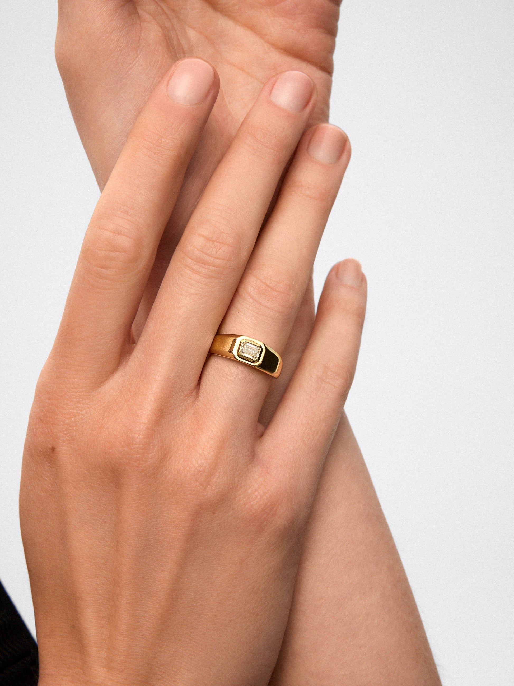 Anillo de oro amarillo de 18K con diamante en talla esmeralda de 1 ct