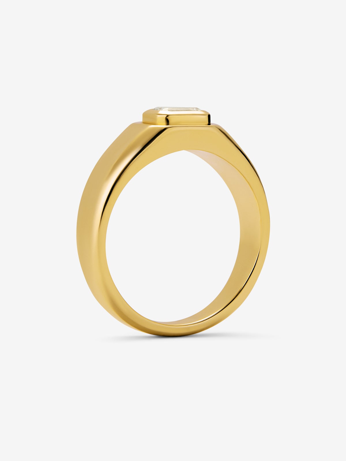 Anillo de oro amarillo de 18K con diamante en talla esmeralda de 1 ct