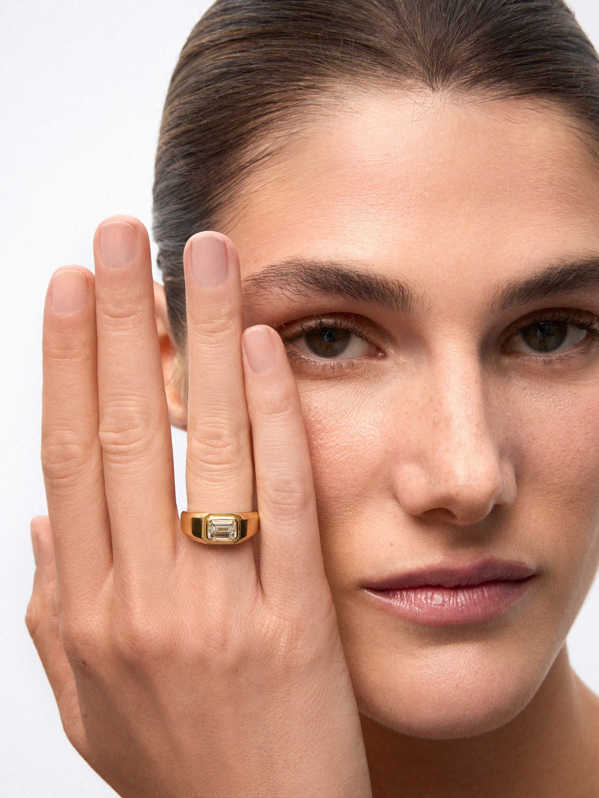 Anillo de oro amarillo de 18K con diamante en talla esmeralda de 1,5 ct