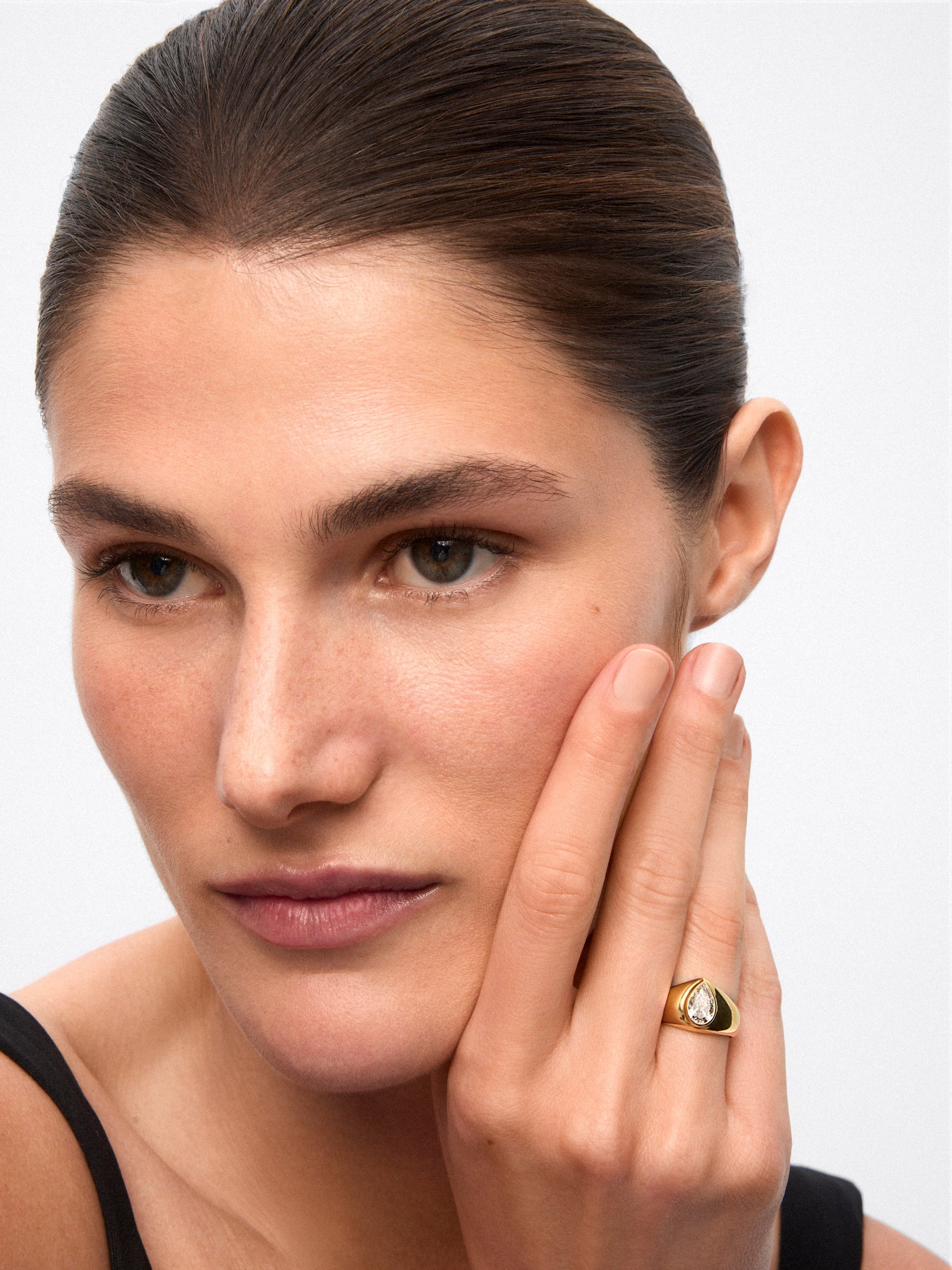 Anillo de oro amarillo de 18K con diamante en talla pera de 1 ct