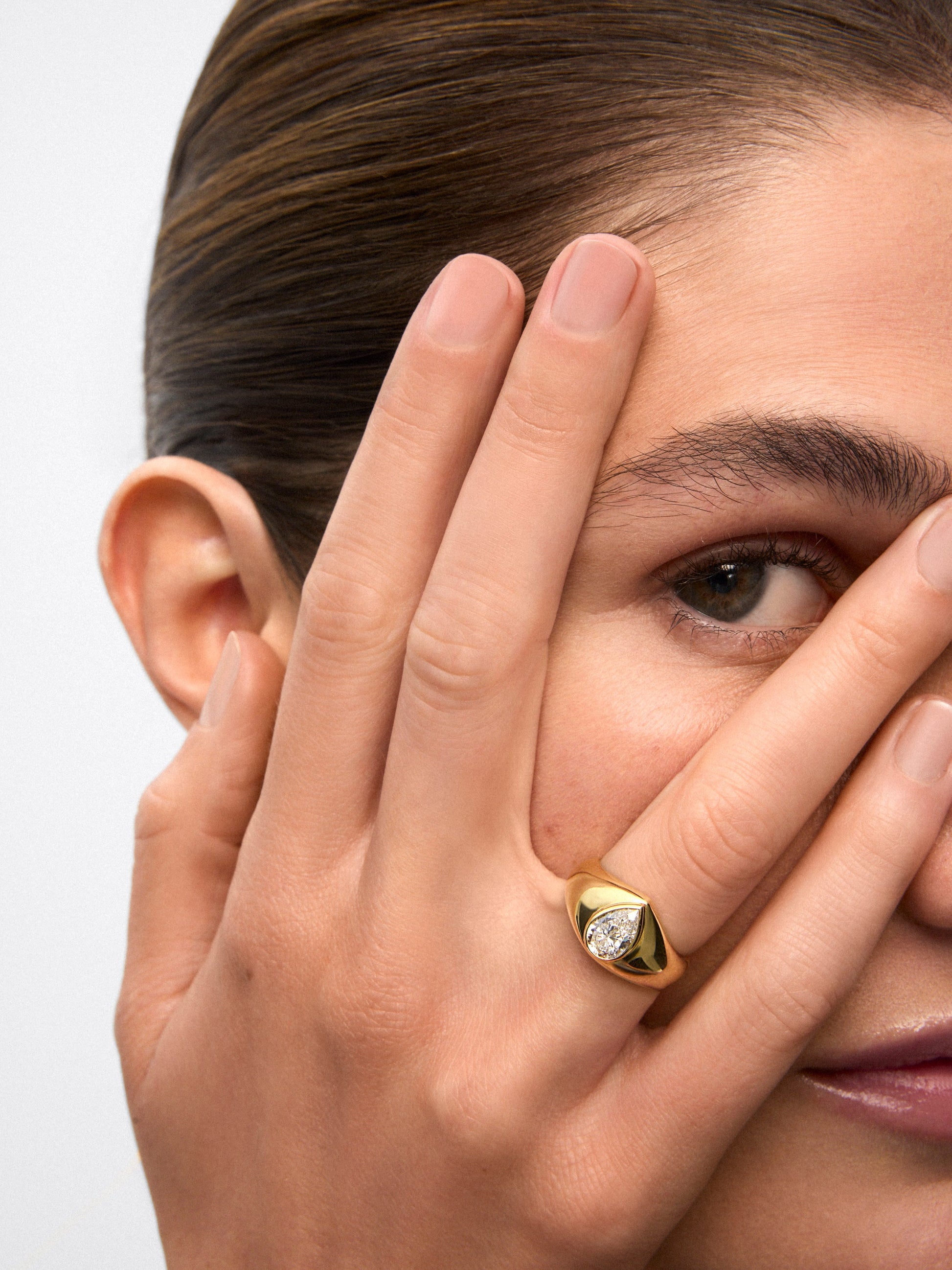 Anillo de oro amarillo de 18K con diamante en talla pera de 1 ct