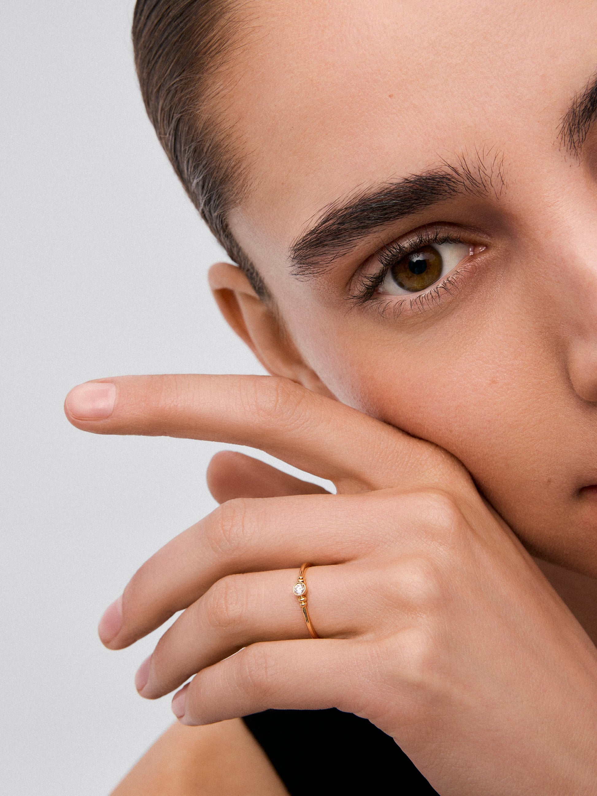 Anillo solitario de oro amarillo de 18K con diamante en talla brillante de 0,07 cts