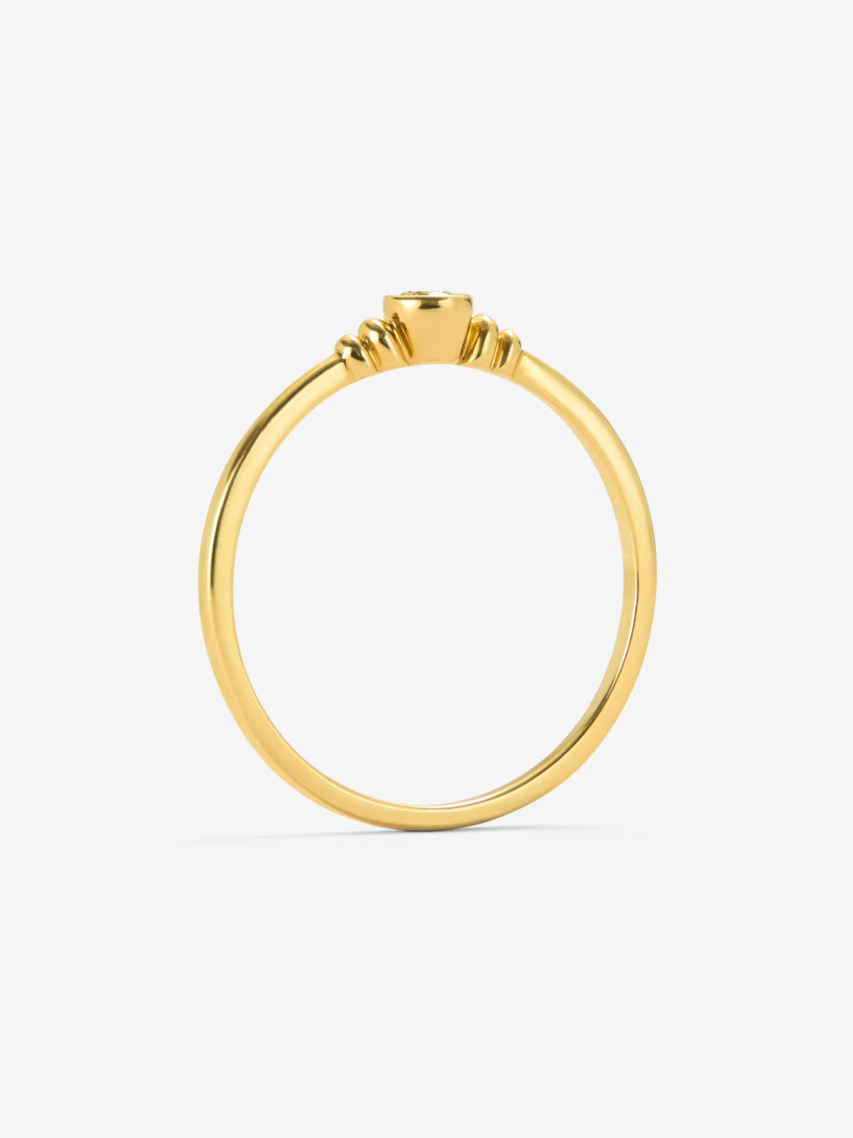 Anillo solitario de oro amarillo de 18K con diamante en talla brillante de 0,07 cts