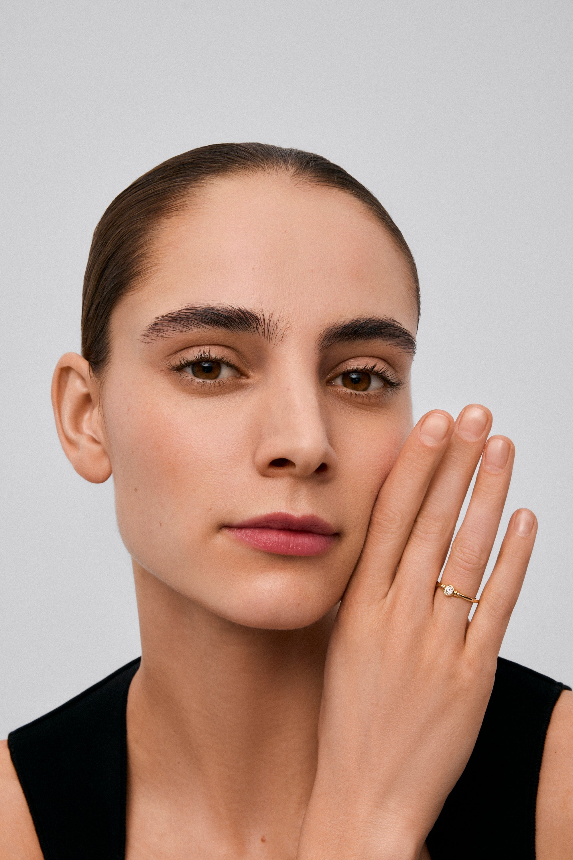 Anillo solitario de oro amarillo de 18K con diamante en talla brillante de 0,17 cts