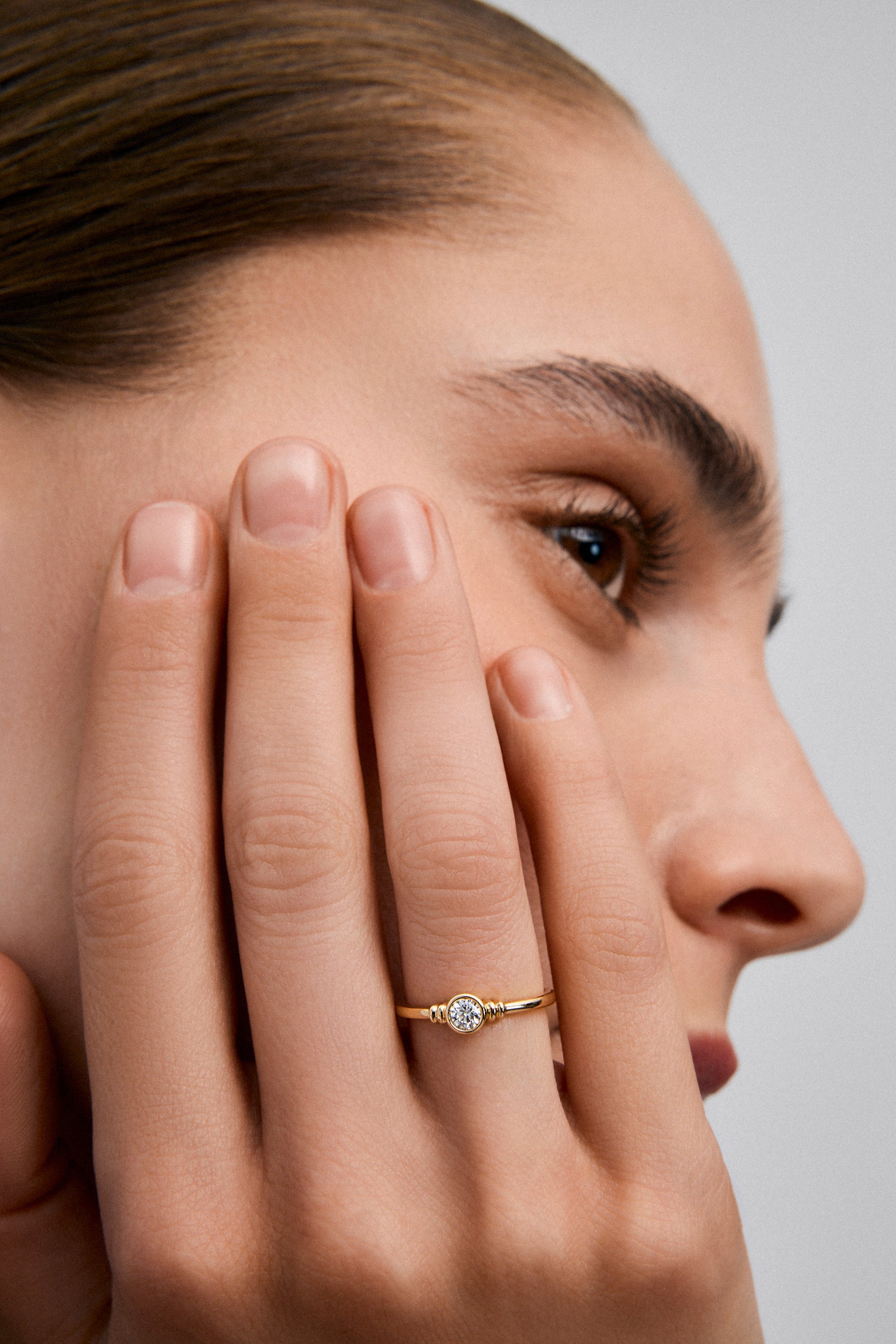 Anillo solitario de oro amarillo de 18K con diamante en talla brillante de 0,17 cts