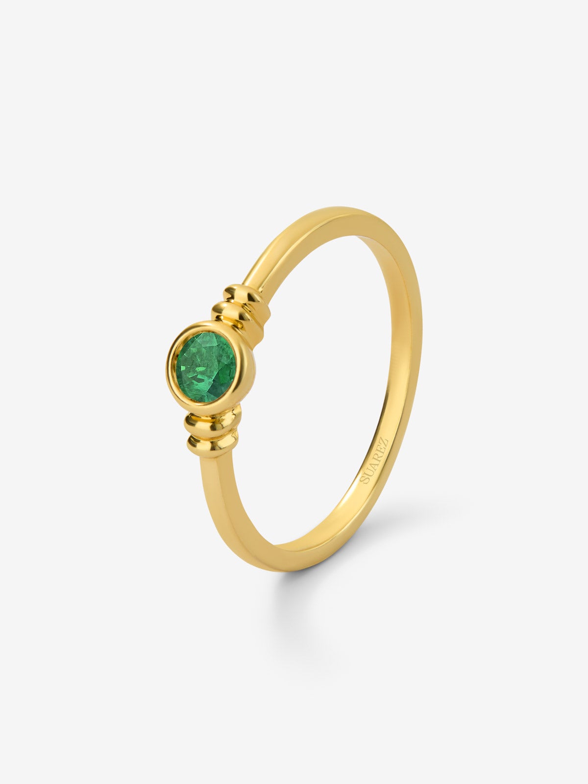 Anillo de oro amarillo de 18K con esmeralda en talla brillante de 0,12 cts