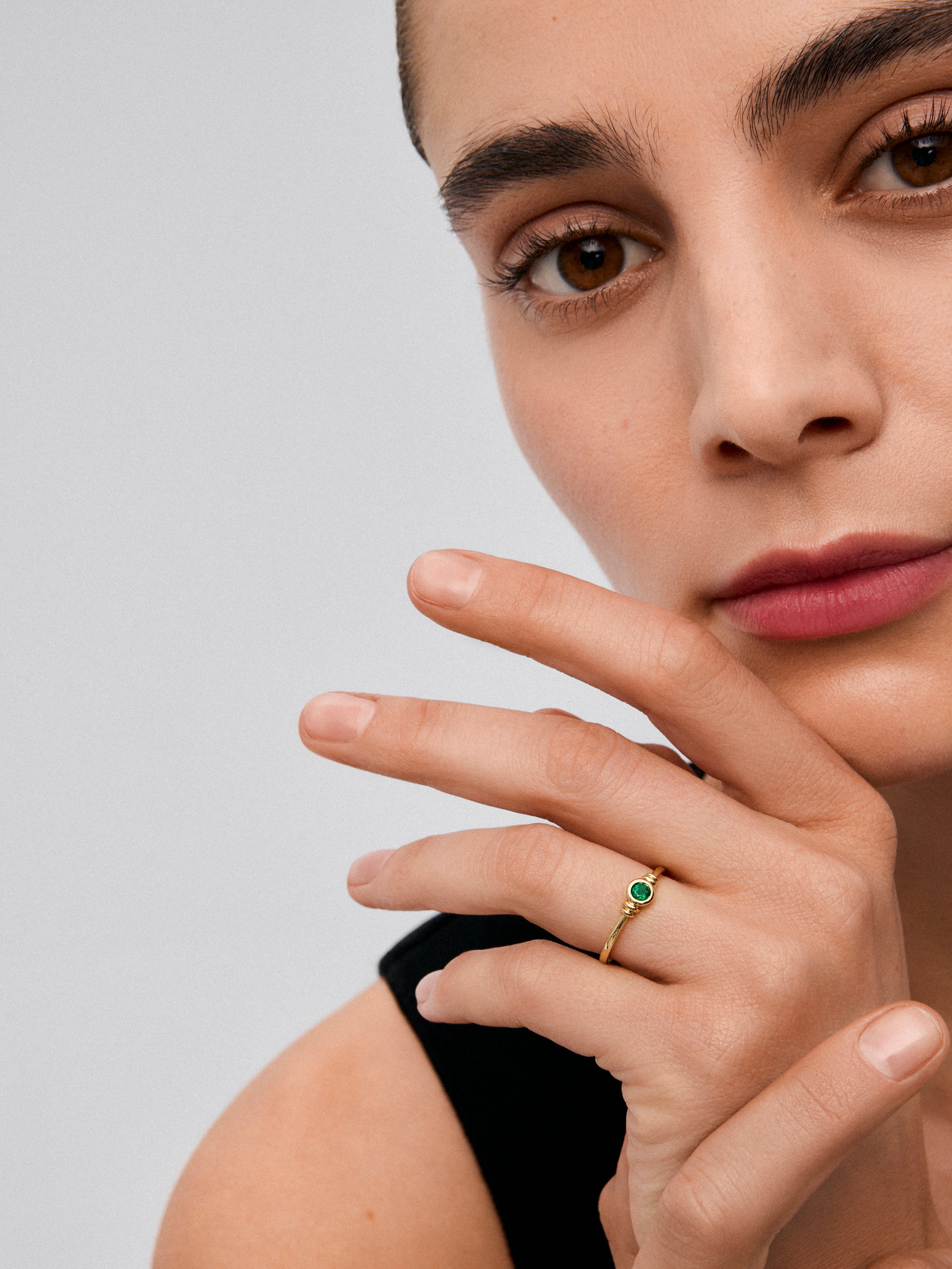 Anillo de oro amarillo de 18K con esmeralda en talla brillante de 0,12 cts