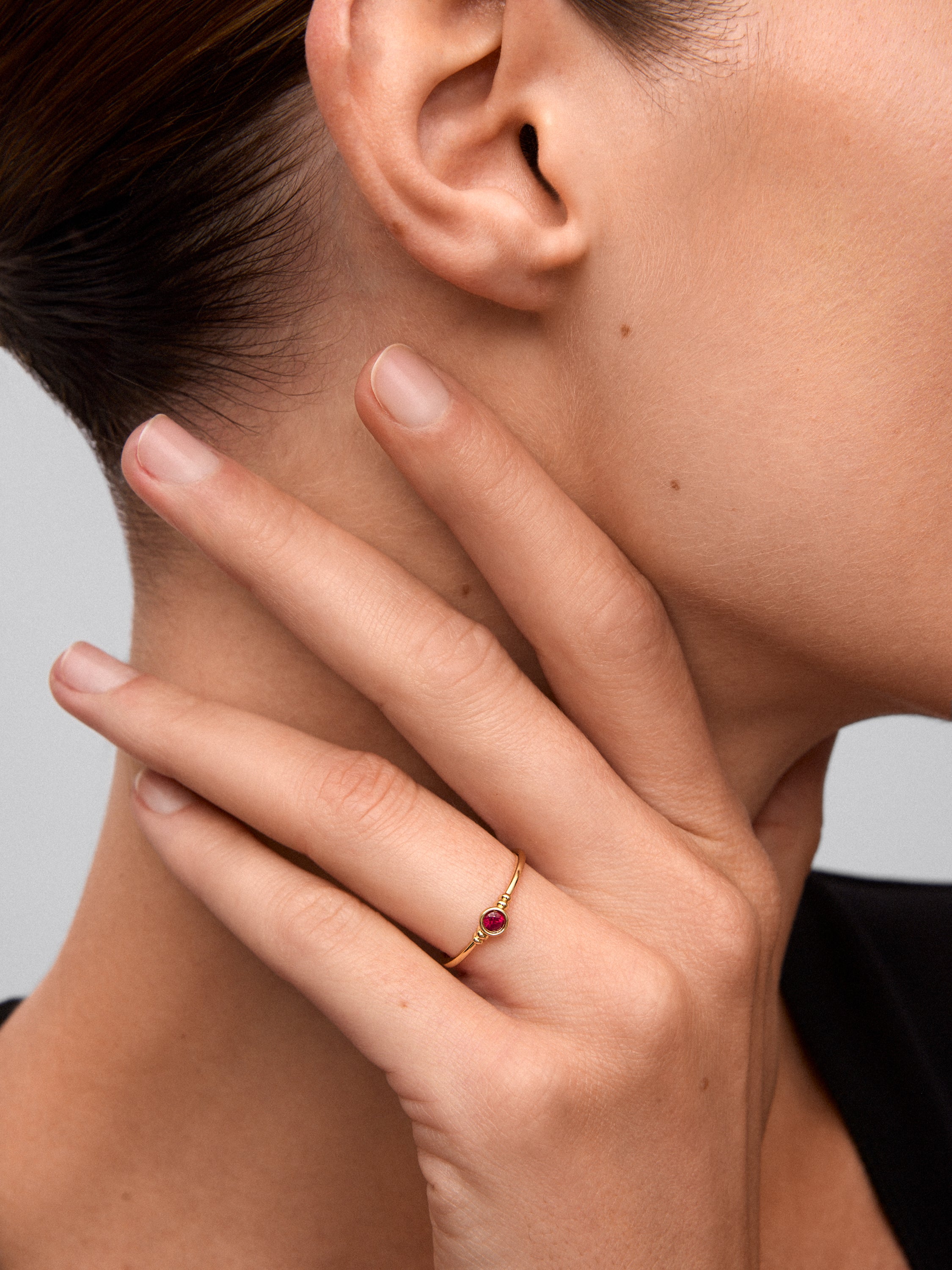 Anillo de oro amarillo de 18K con rubí en talla brillante de 0,12 cts
