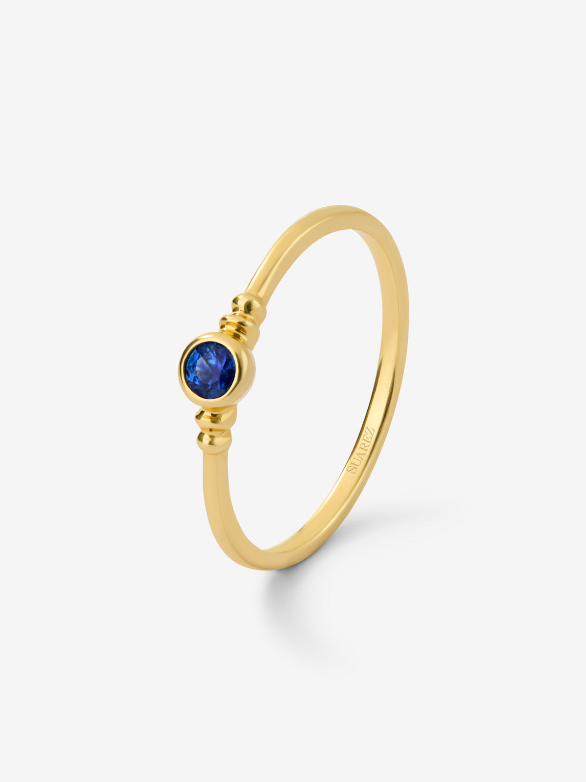 Anillo de oro amarillo de 18K con zafiro azul en talla brillante de 0,12 cts