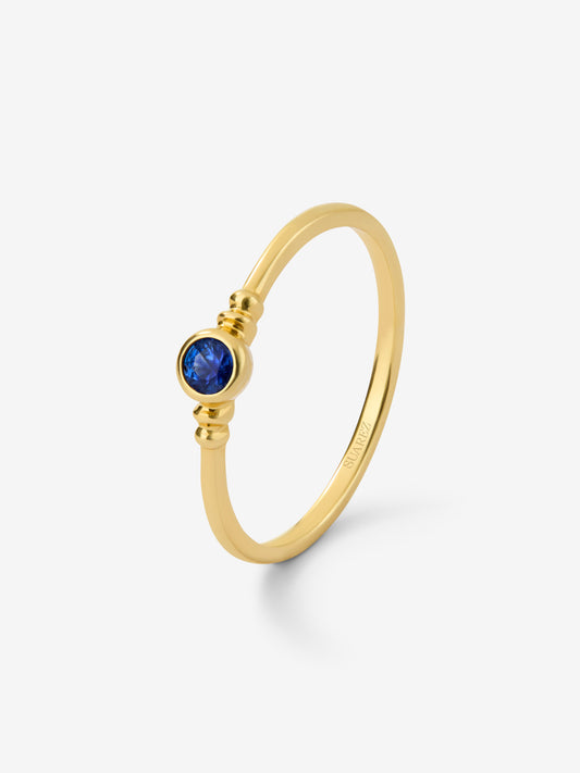 Anillo de oro amarillo de 18K con zafiro azul en talla brillante de 0,12 cts