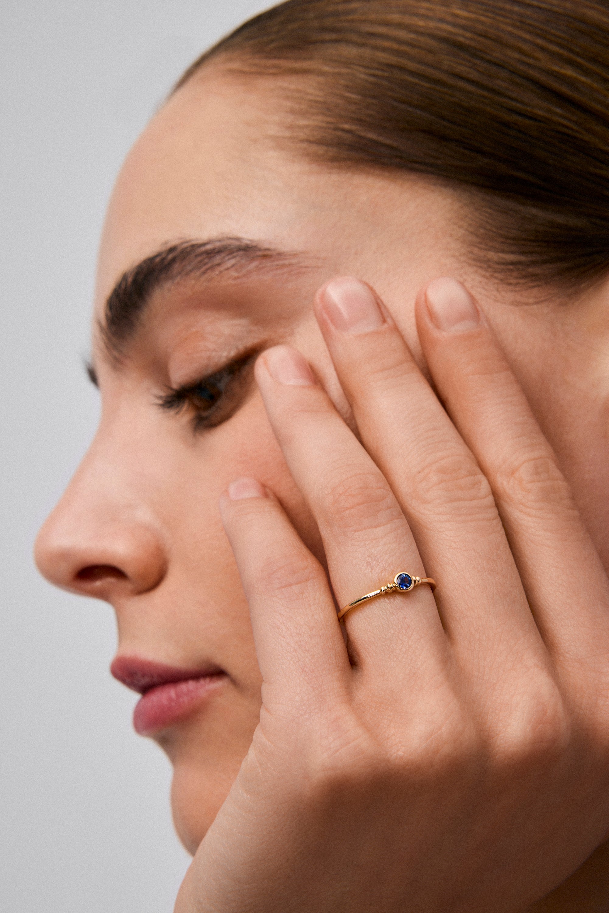 Anillo de oro amarillo de 18K con zafiro azul en talla brillante de 0,12 cts