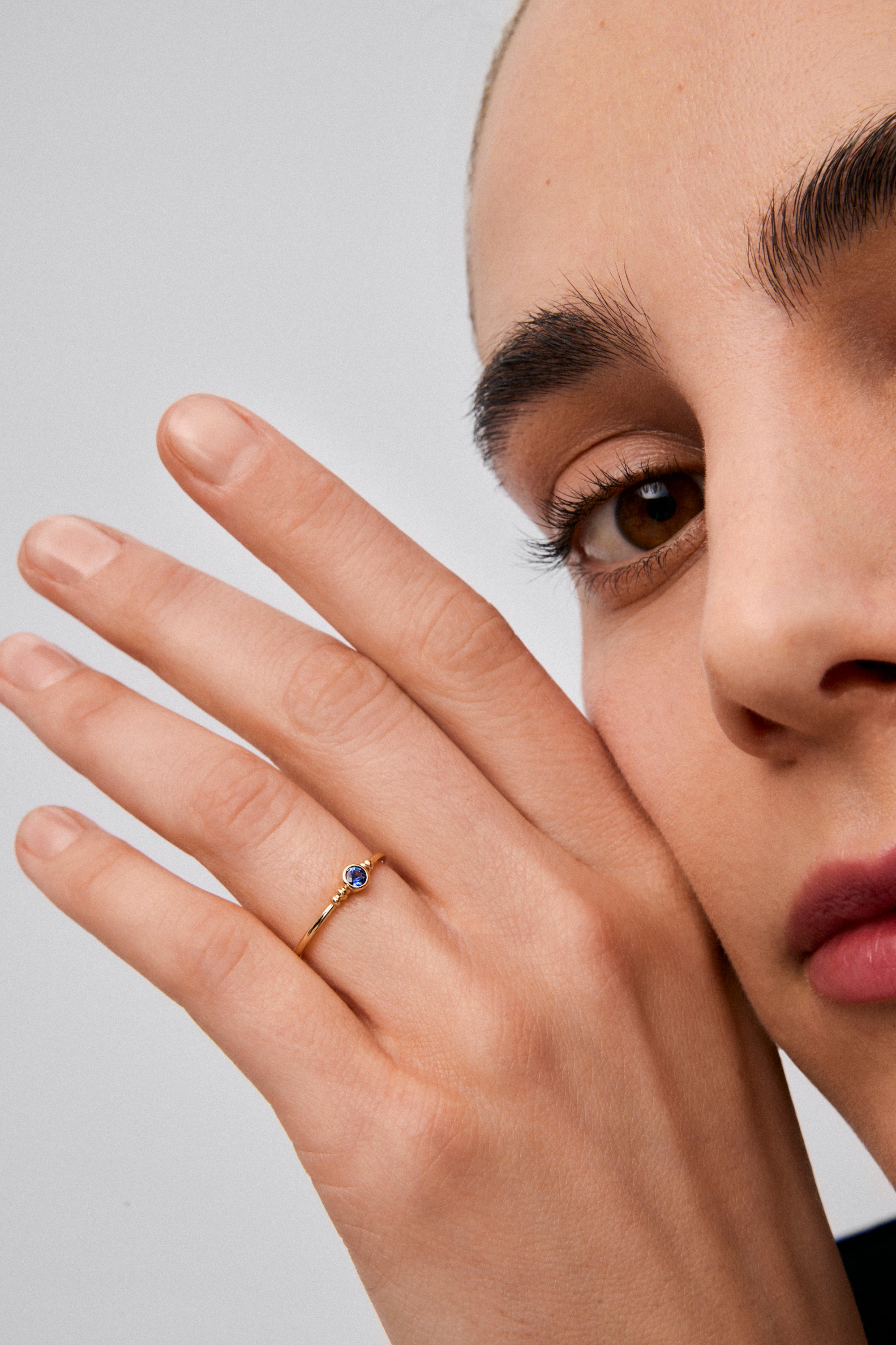 Anillo de oro amarillo de 18K con zafiro azul en talla brillante de 0,12 cts