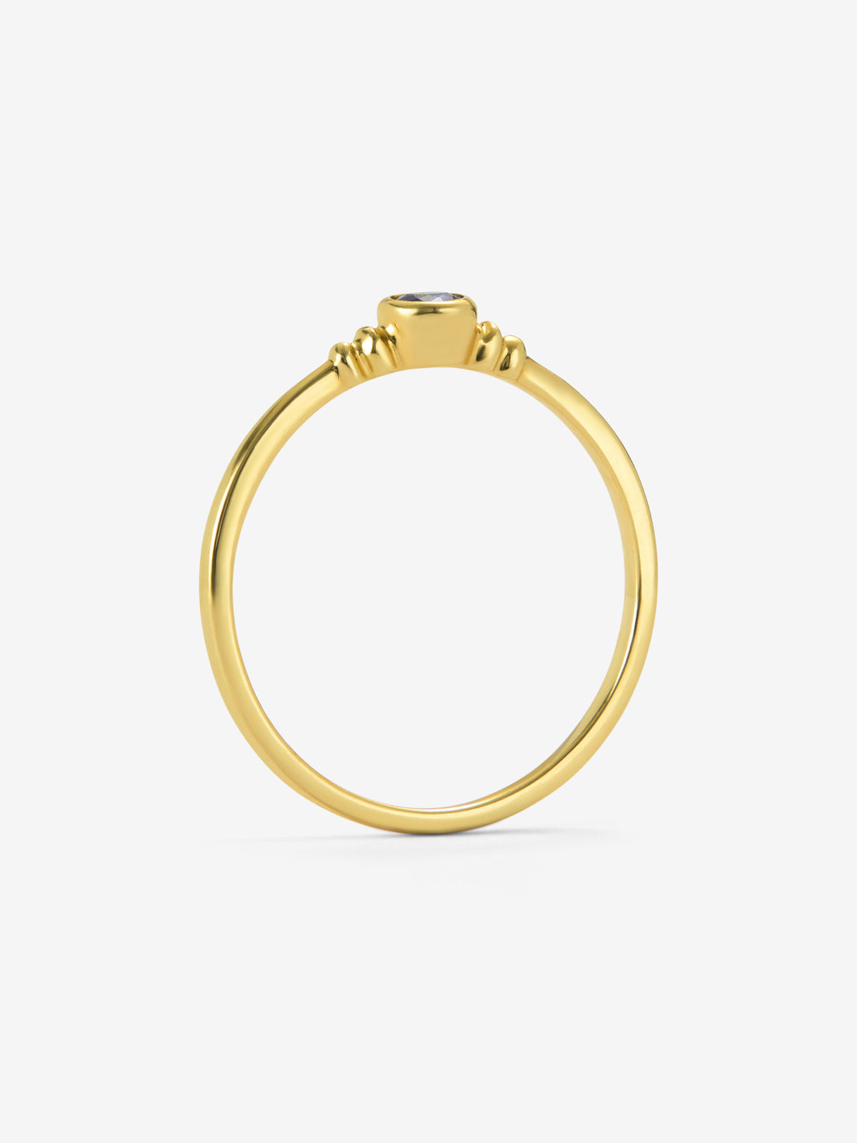 Anillo de oro amarillo de 18K con zafiro azul en talla brillante de 0,12 cts