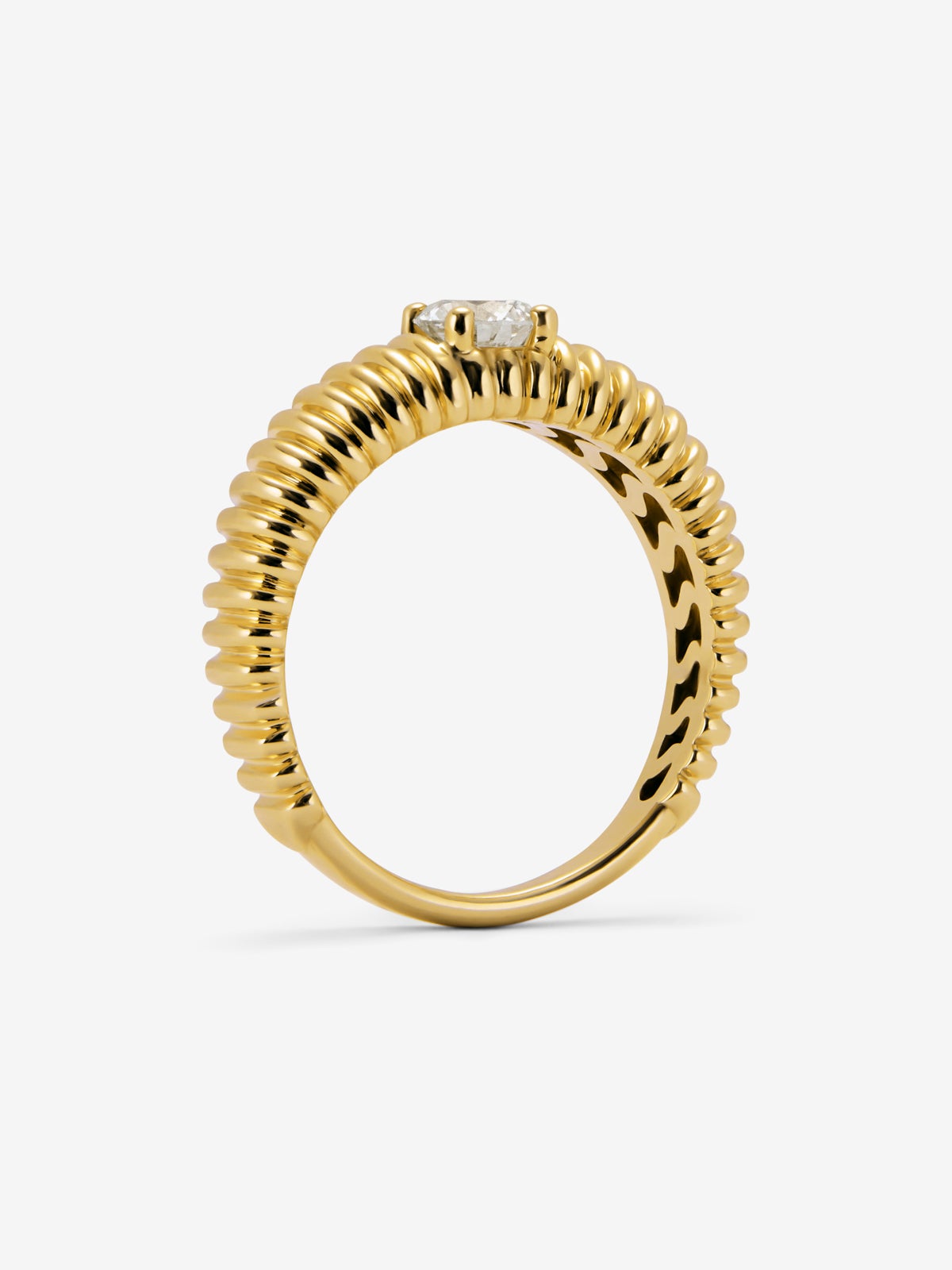 Anillo gallonado de oro amarillo de 18K con diamante en talla brillante de 0,4 cts