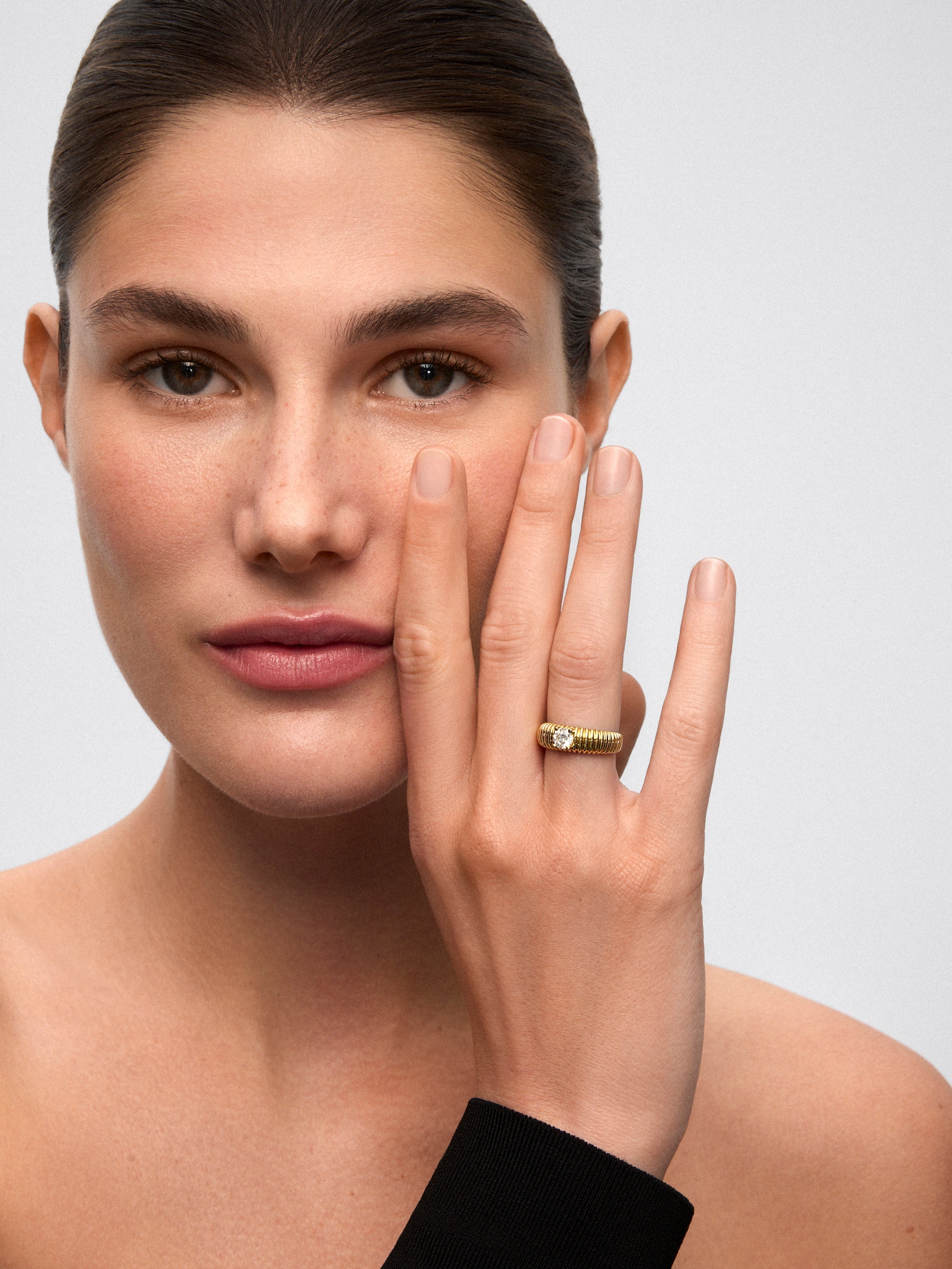 Anillo gallonado de oro amarillo de 18K con diamante en talla brillante de 0,5 cts