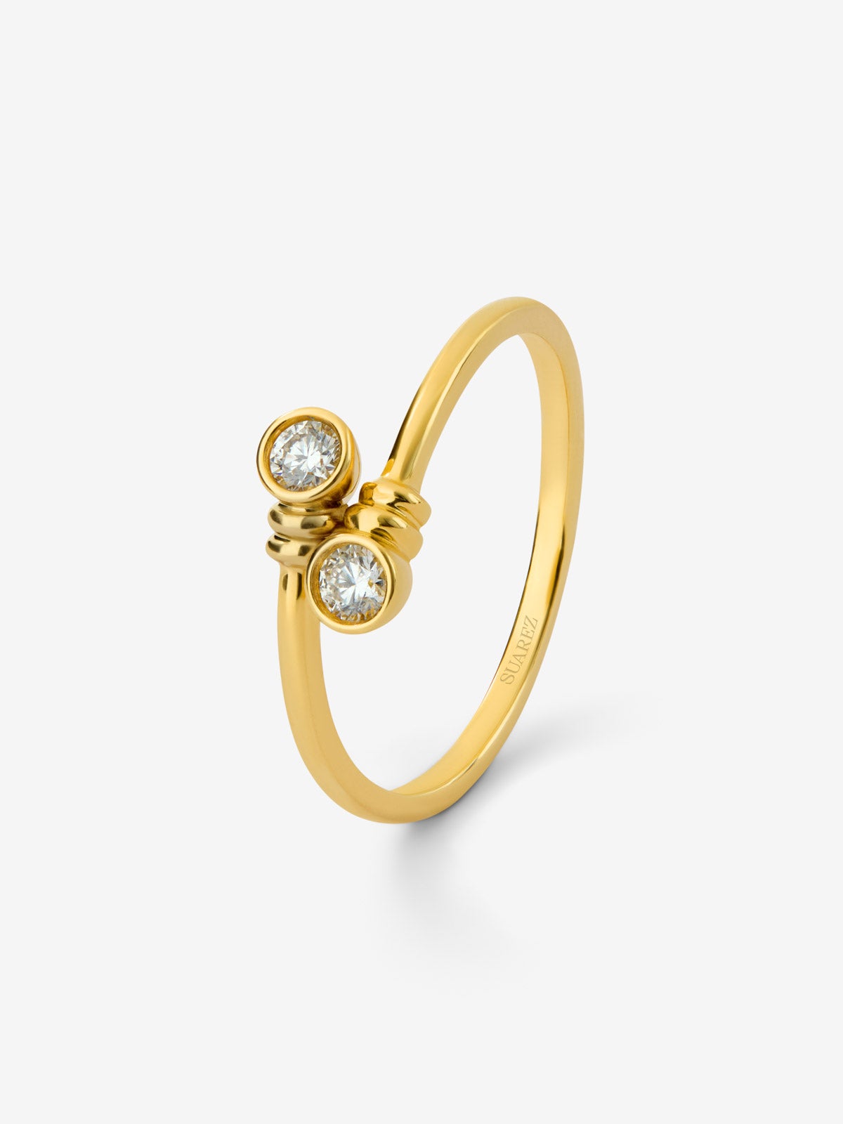 Anillo Tú y Yo de oro amarillo de 18K con dos diamantes en tlla brillante con un total de 0,14 cts