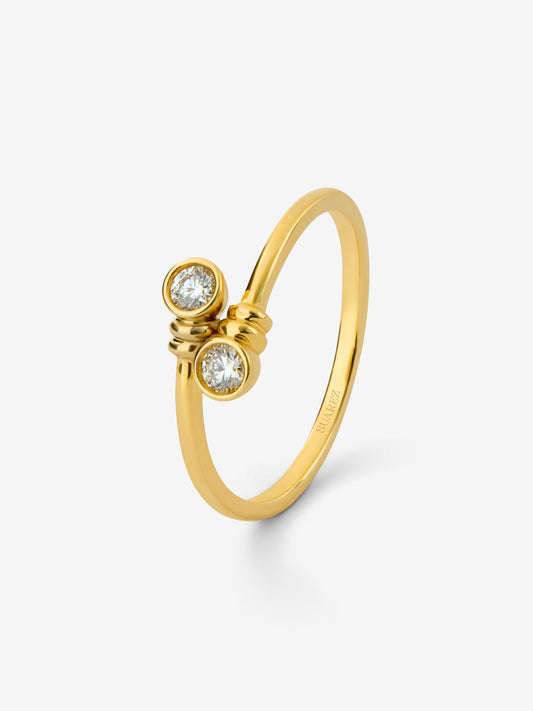 Anillo Tú y Yo de oro amarillo de 18K con dos diamantes en tlla brillante con un total de 0,14 cts