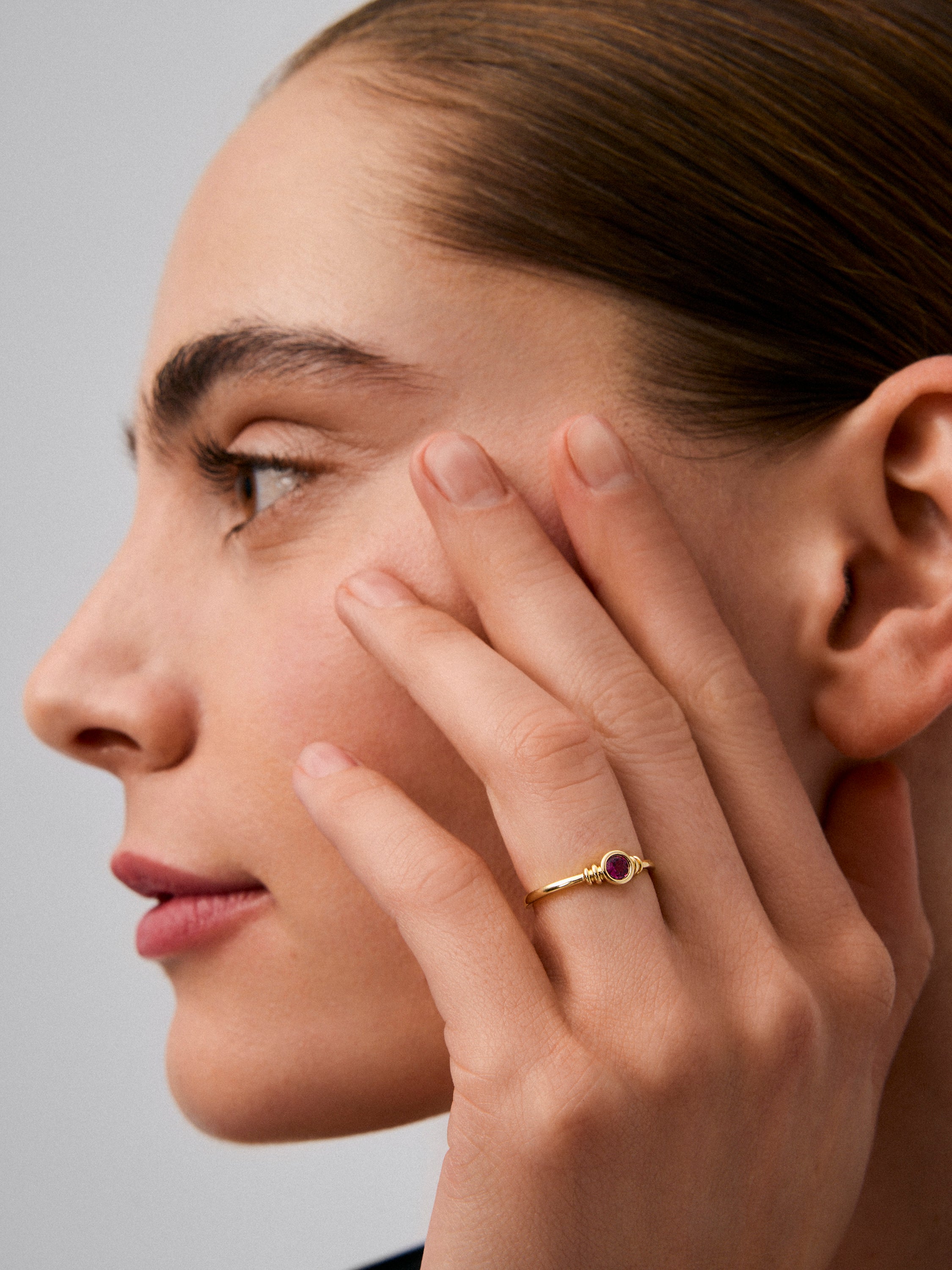 Anillo de oro amarillo de 18K con rubí rojo en talla brillante de 0,15 cts