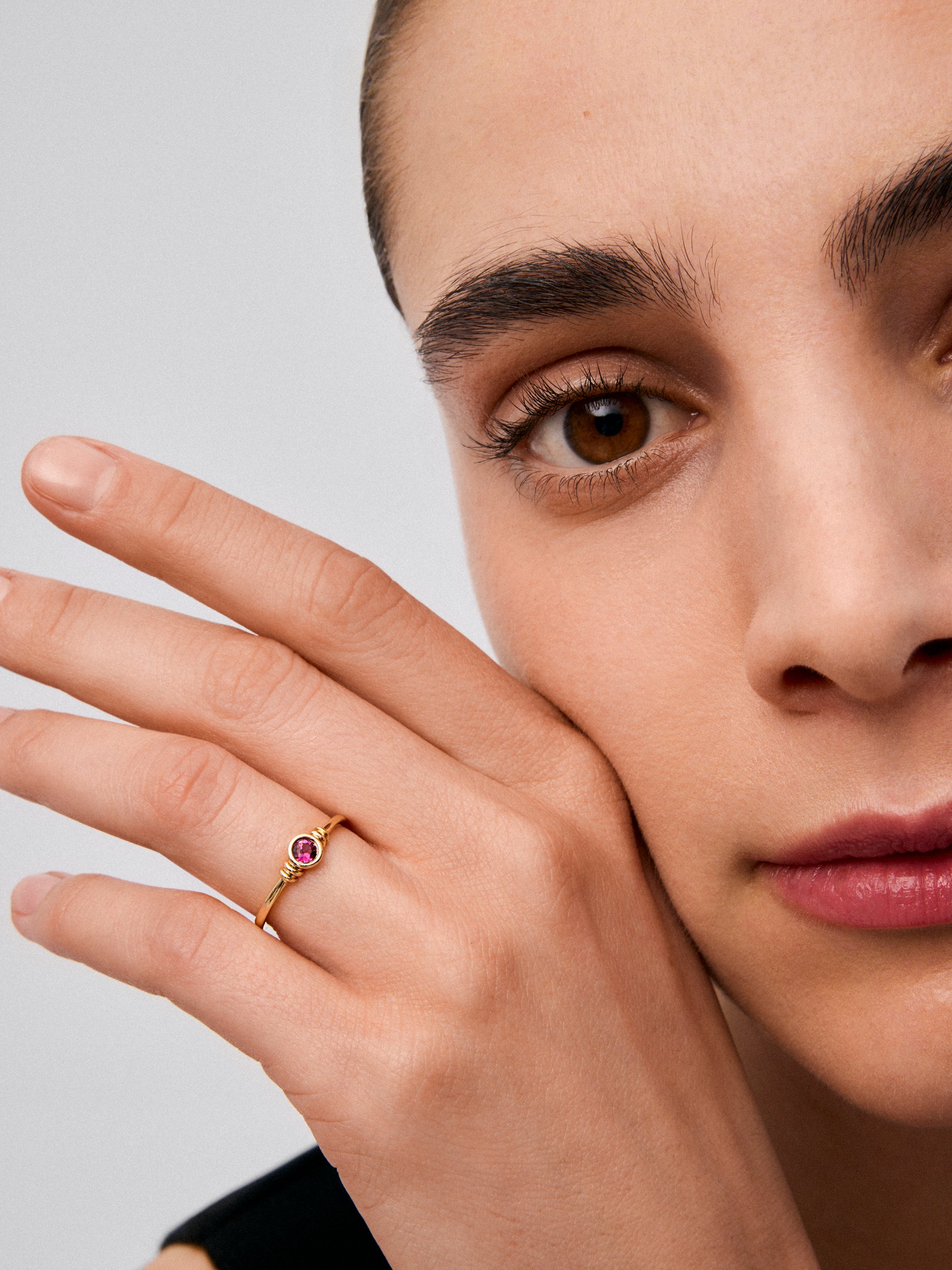 Anillo de oro amarillo de 18K con rubí rojo en talla brillante de 0,15 cts
